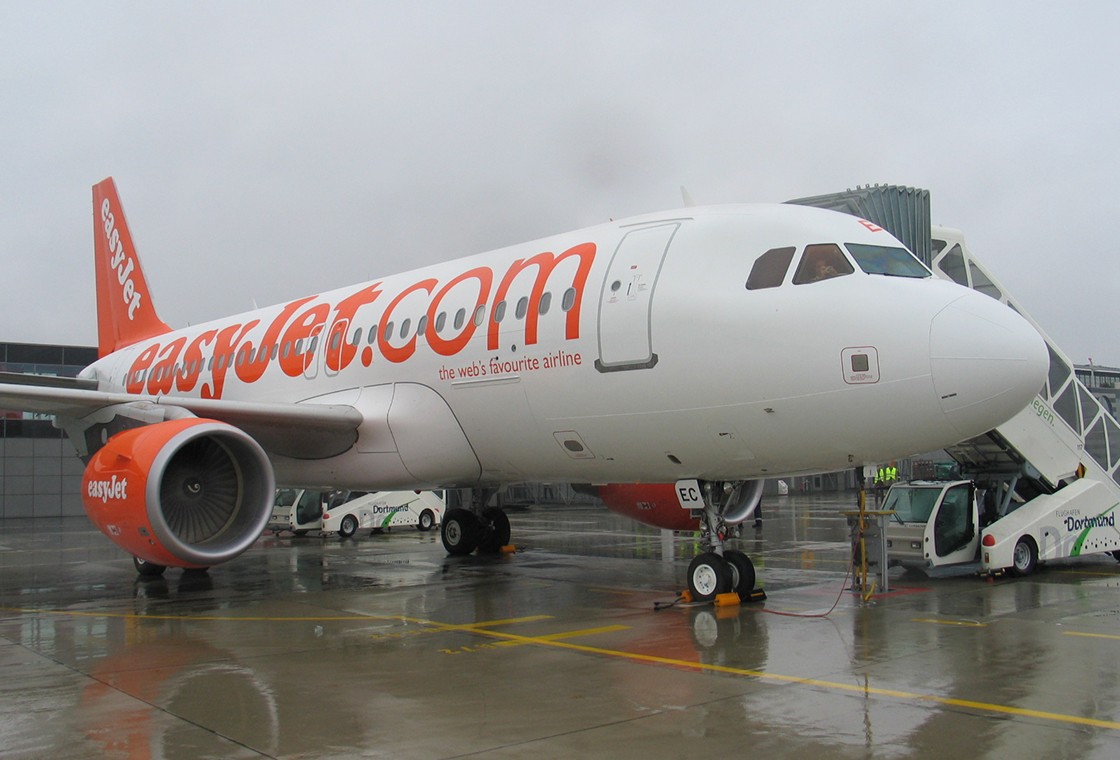 EasyJet Flugzeug steht bei Regen auf dem Vorfeld am Flughafen Dortmund
