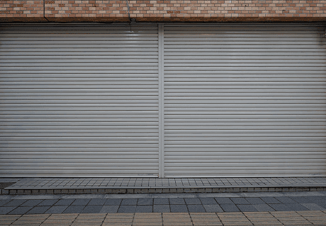 Baie vitrée aluminium deux vantaux dans façade claire