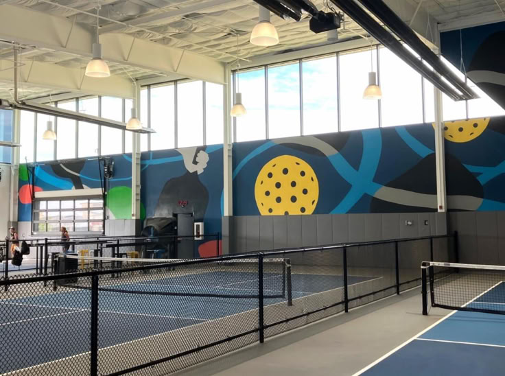 藍色室內匹克球場專業運動地板及球網,具備優質止滑與彈性回彈性能的球場地坪工程。