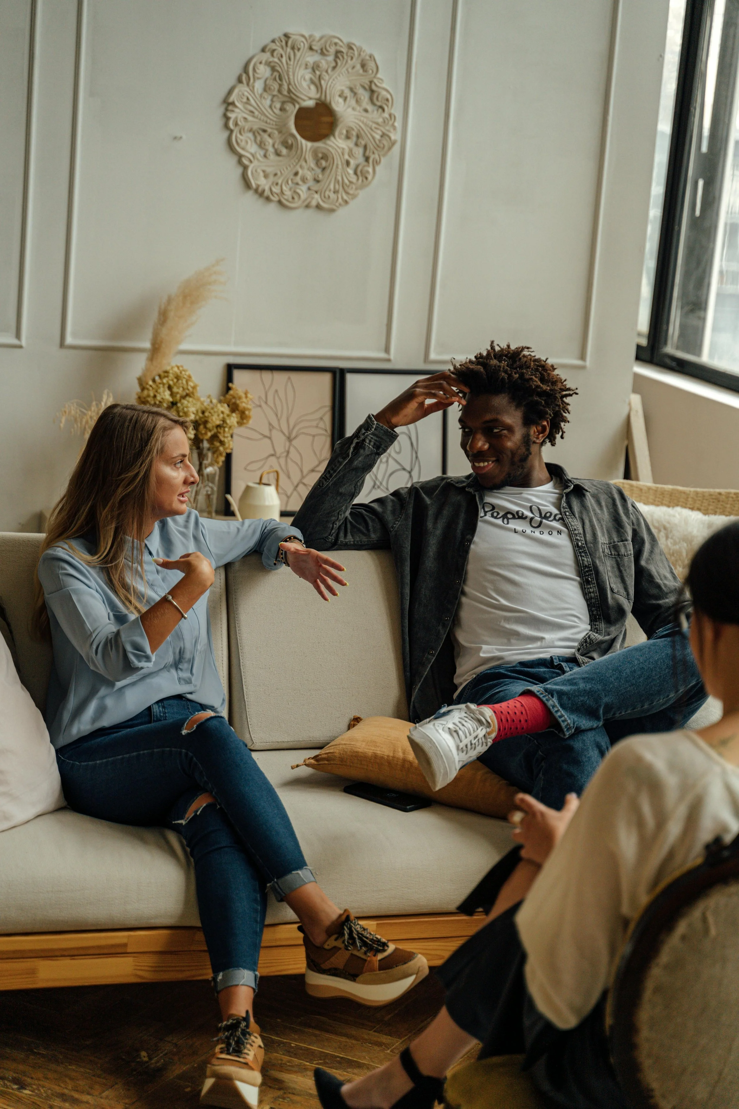 Couple speaking with a relationship therapist