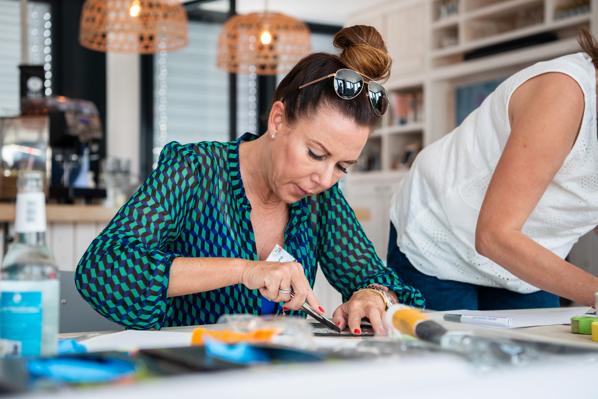 Teilnehmerinnen entspannen sich unter Sonnenschirmen im Garten