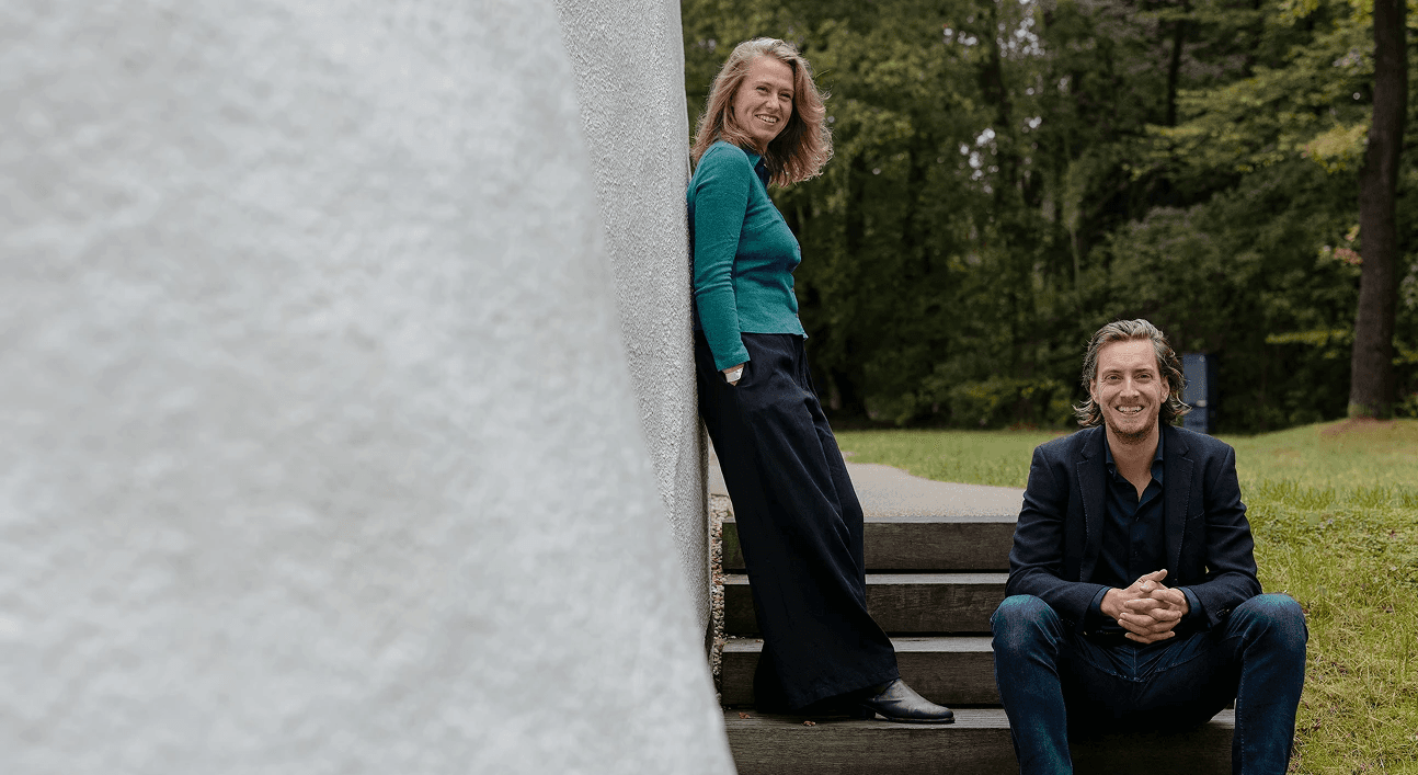 Lotte Huijing en Floris Alberse van Leadership for Life buiten in een groene omgeving