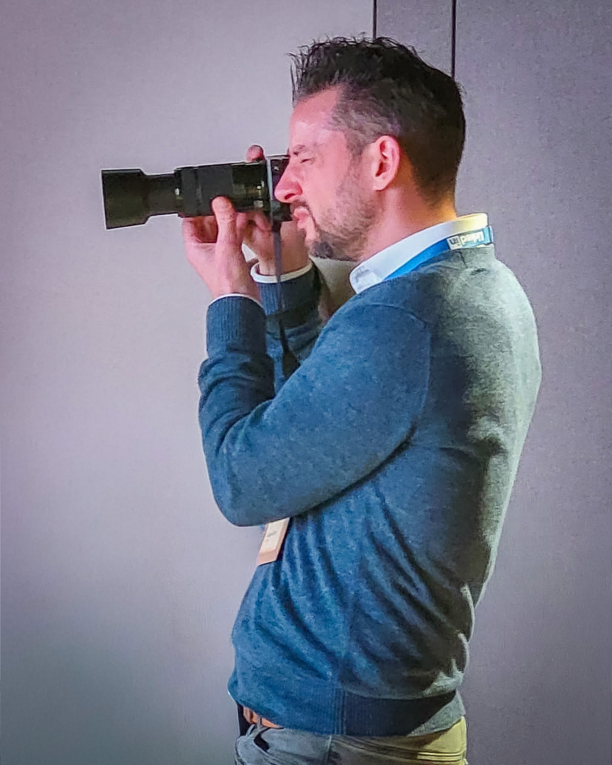 Portret van Casper Poot, eventfotograaf bij Business in Focus in actie