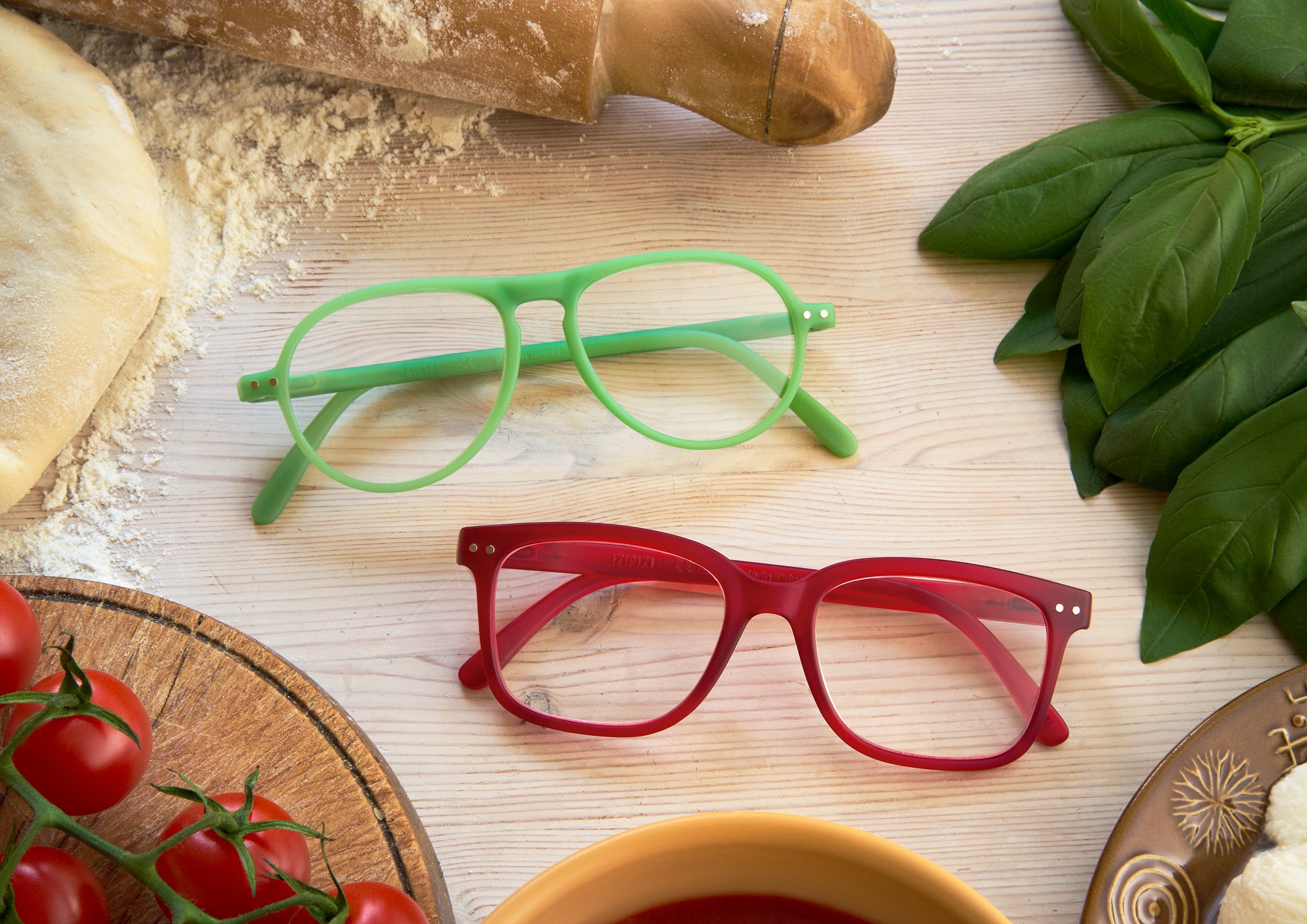 Izipizi red and green glasses in a tabletop cooking enviroment to help the wearers read the recepe together. Photogrpahed by Matthew Brown.