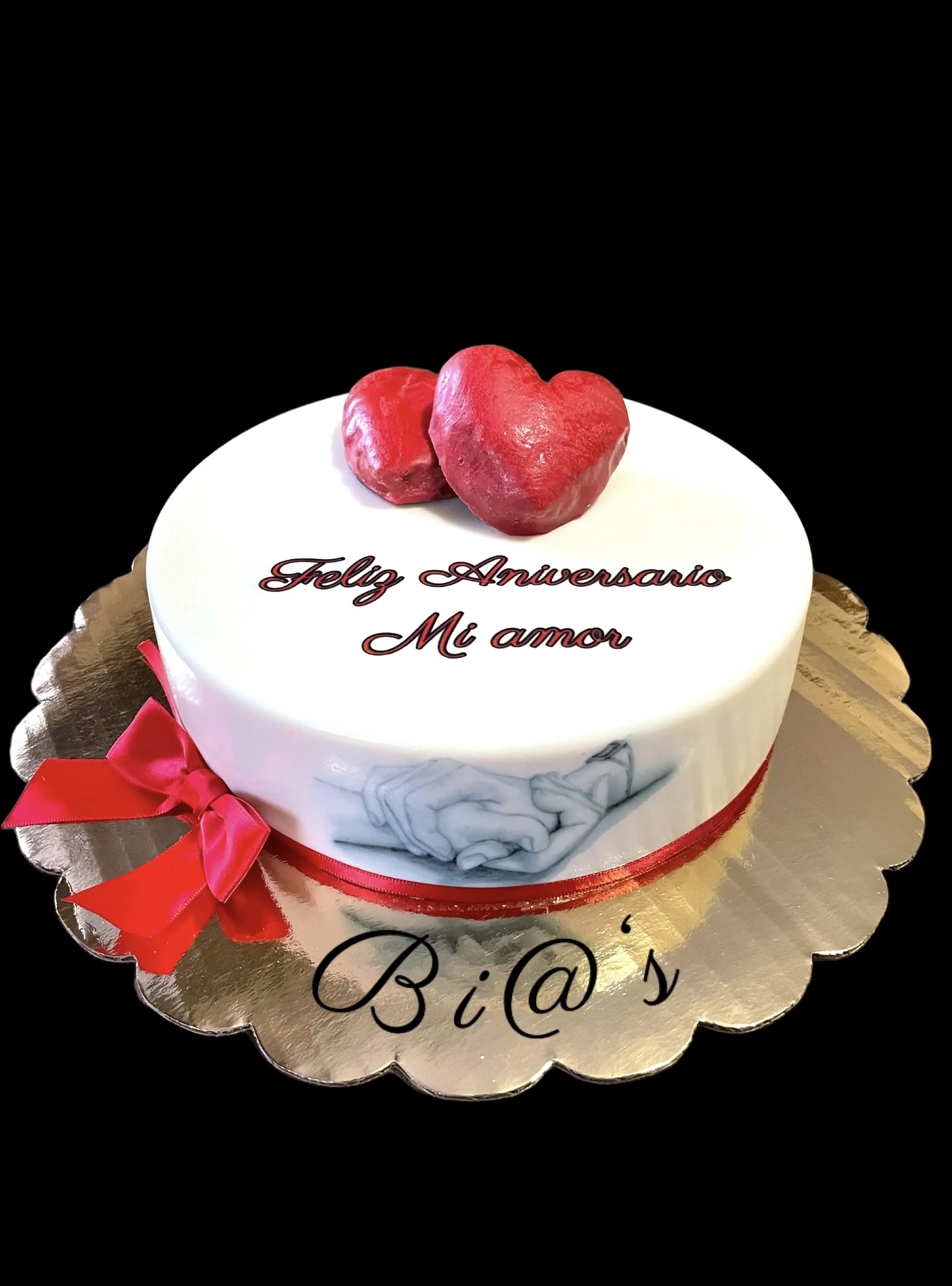 Anniversary cake with a romantic touch, topped with two heart-shaped decorations and a “Feliz Aniversario Mi Amor” message. A lovely gesture for celebrating love and milestones. Susa’s Sweets & Balloons.