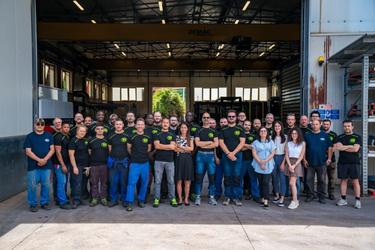 Lavorazione meccanica della lamiera in corso 