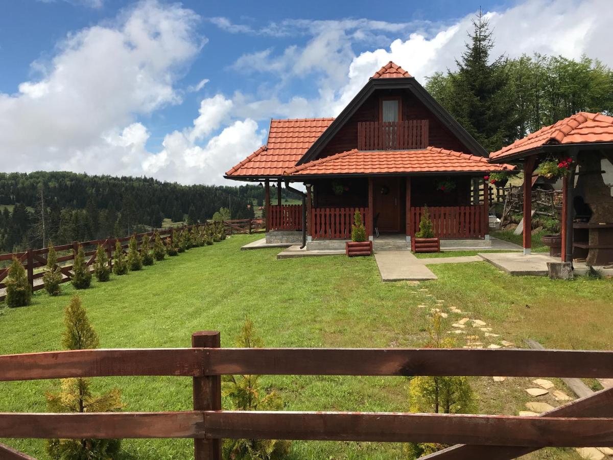 Slika vikendice Vila Perduh, vikendica na Tari je luksuzan planinski smeštaj sa modernim sadržajima, smeštena u mirnom delu Nacionalnog parka Tara, savršena za uživanje u prirodi i planinskom vazduhu.