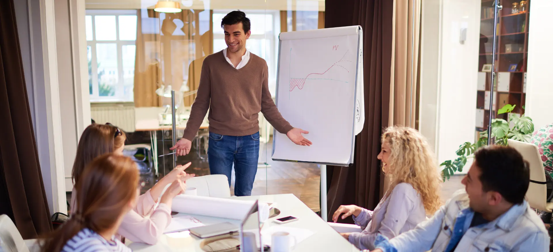 Homme qui faitune formation en entreprise