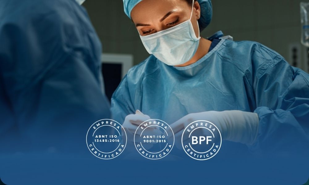 Cirurgiã realizando cirurgia e símbolos de certificações de qualidade
