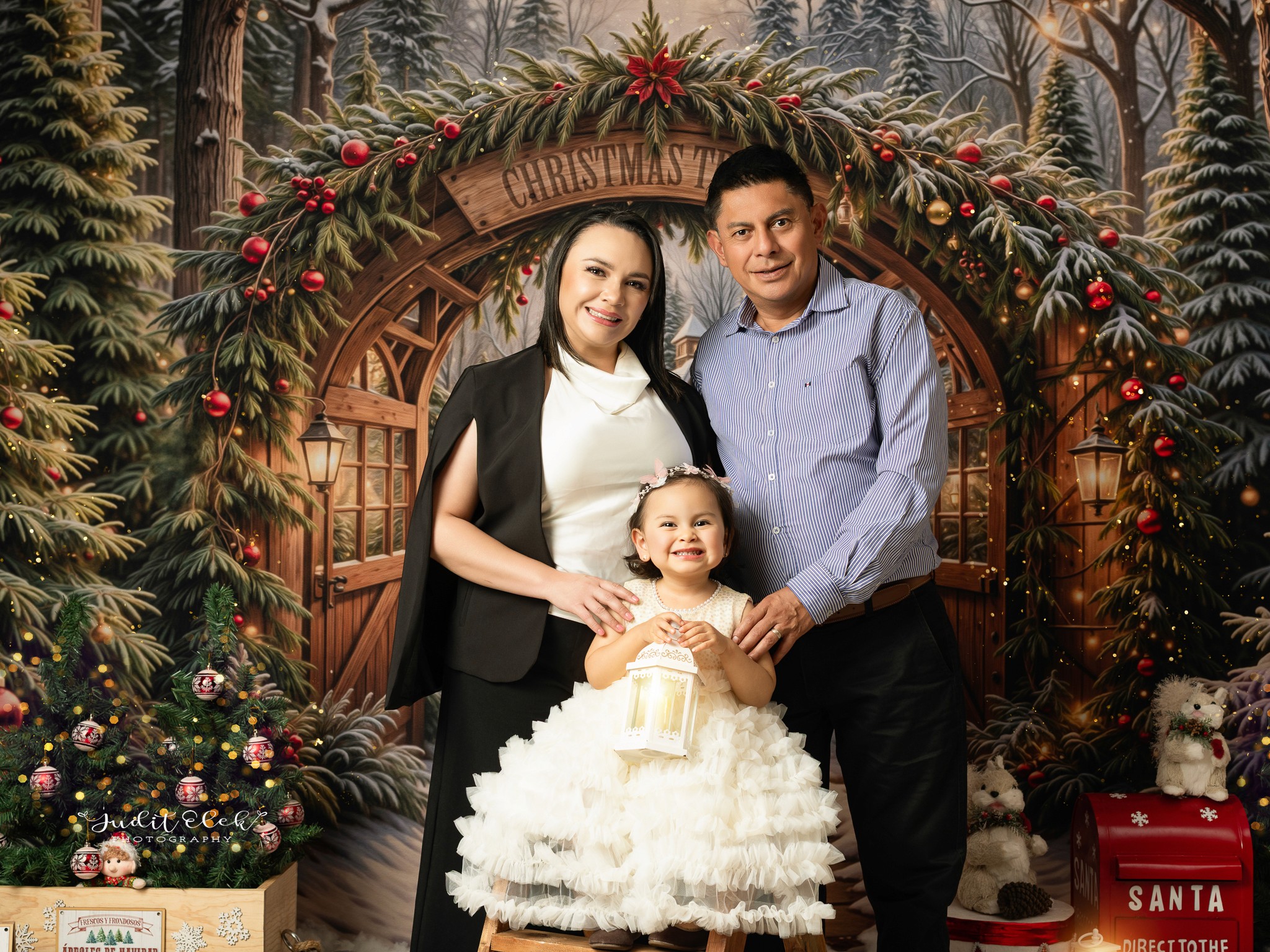 niña pequeña con su familia en sesión navideña en estudio profesional