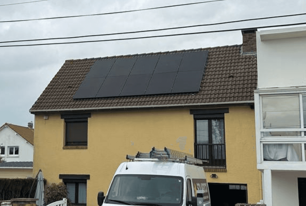 Photo d'une maison au Havre en France équipée de panneaux photovoltaïques dont l'installation a été faite par Solarock.