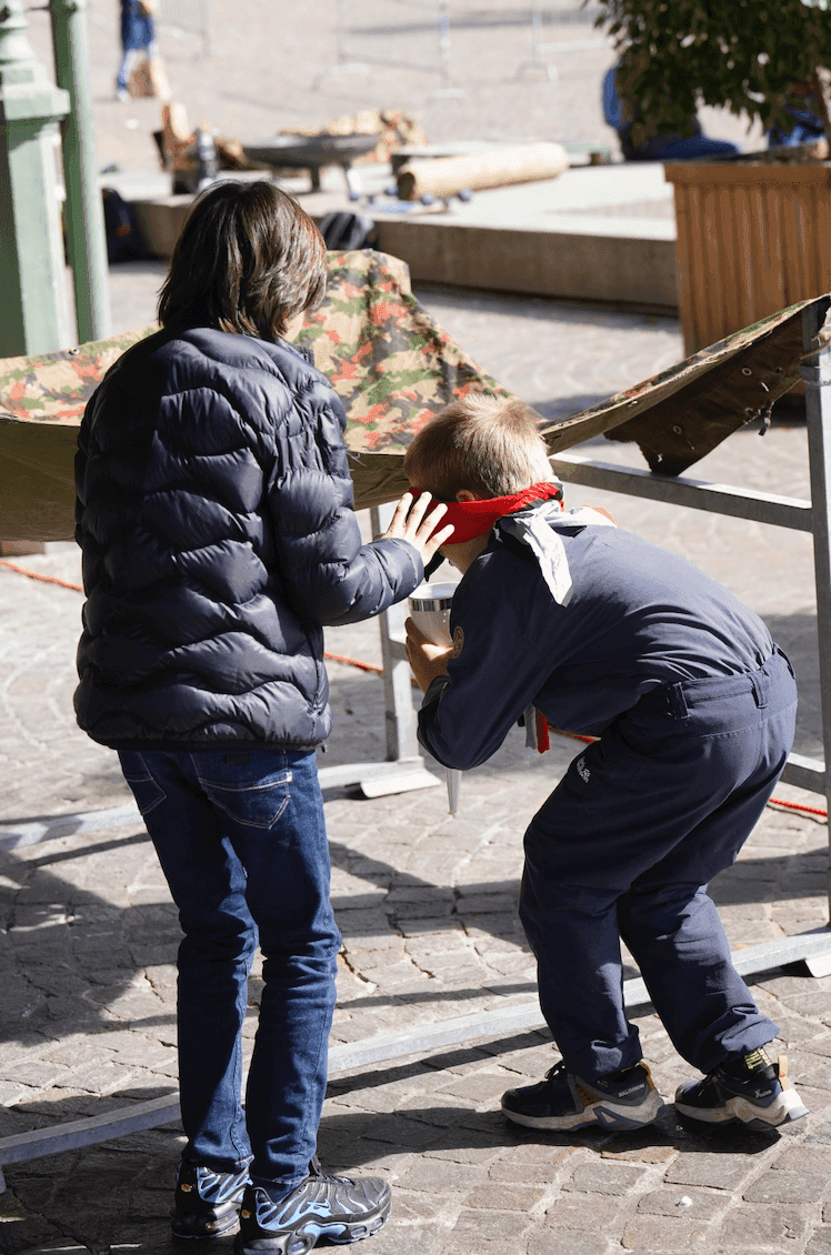 Louveteaux faisant un parcours d'obstacle