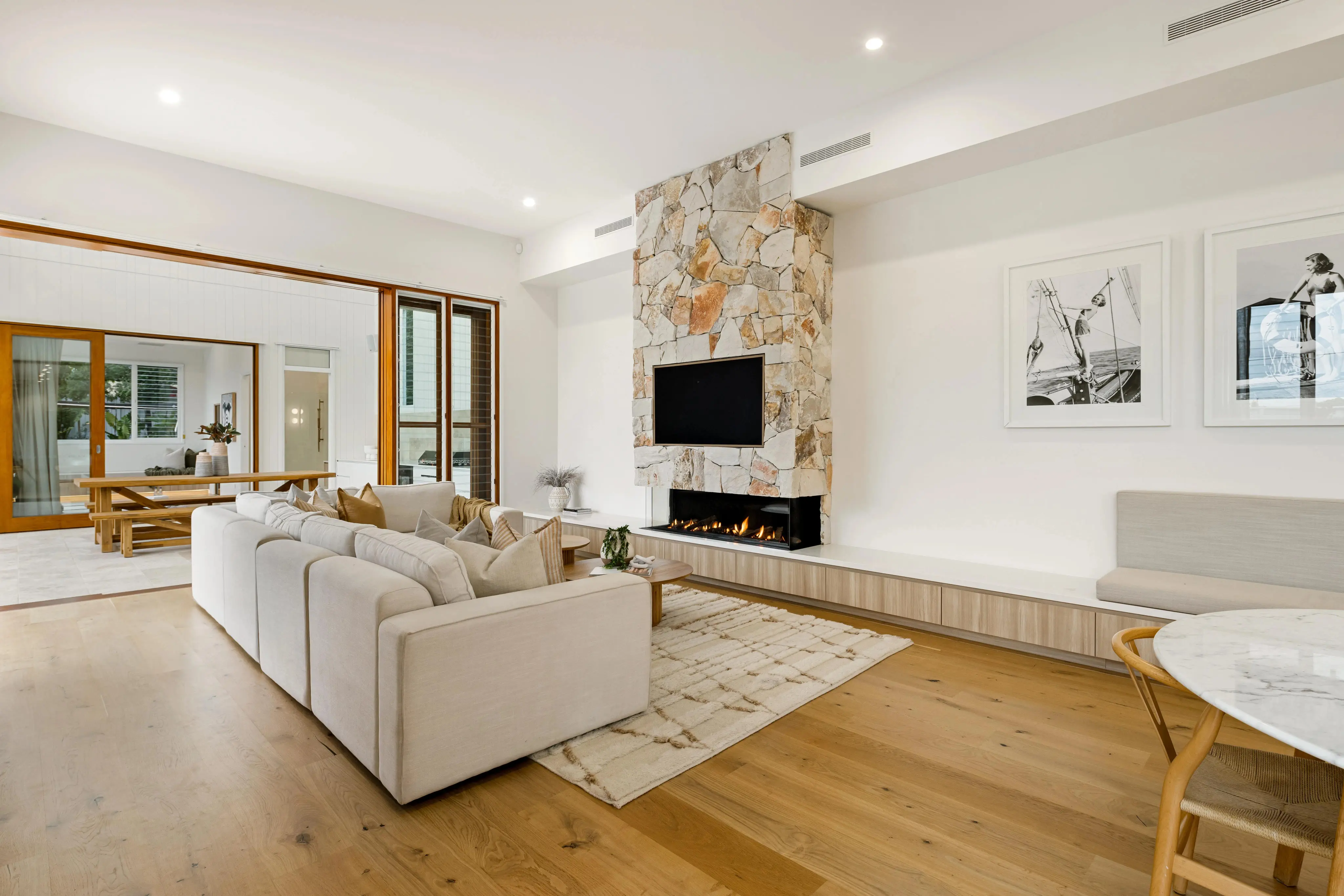 Open-plan modern living space featuring natural materials and balanced proportions by Invilla Architecture.