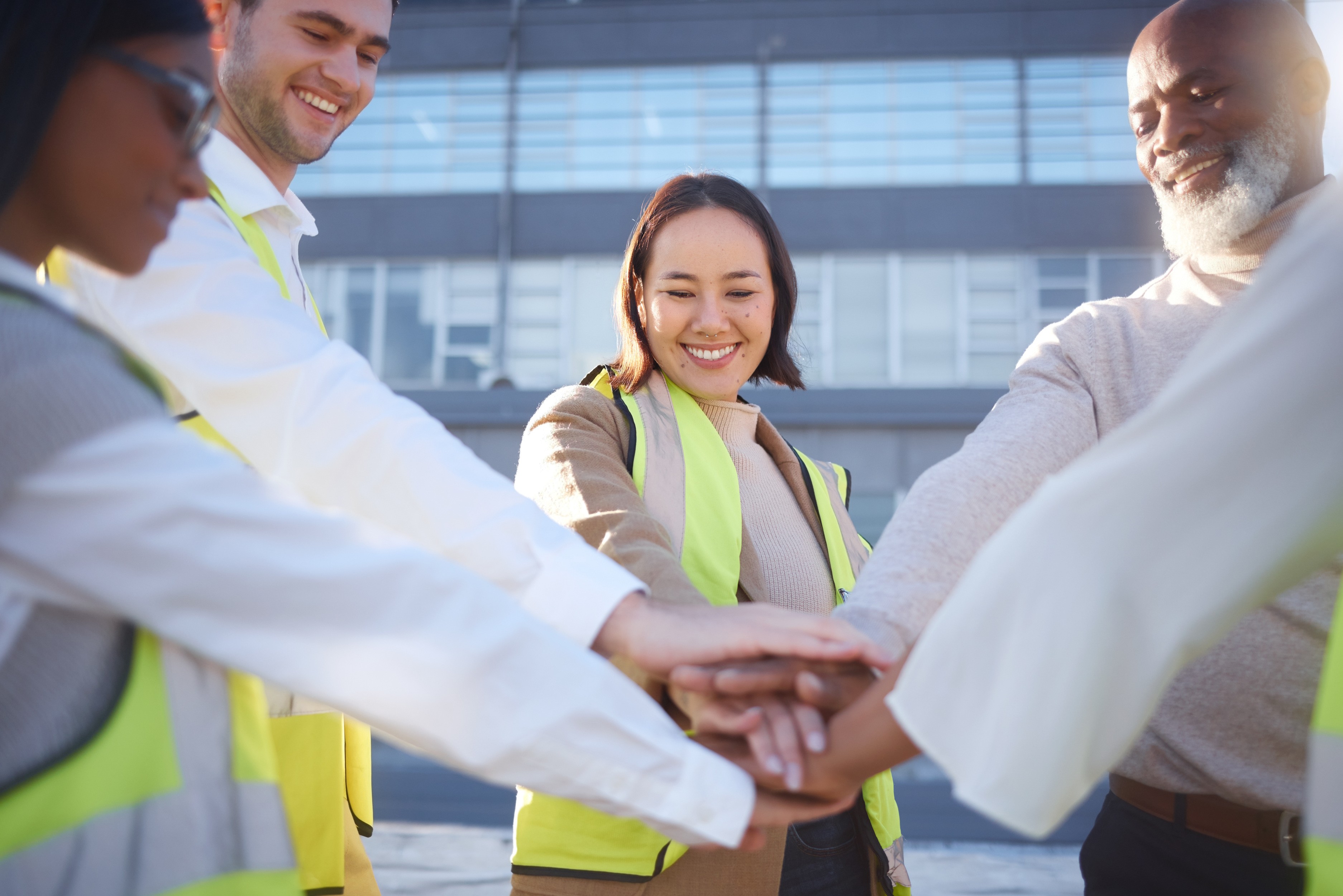 Trabalho em equipe de mãos empilhadas e pessoas de engenharia para colaboração