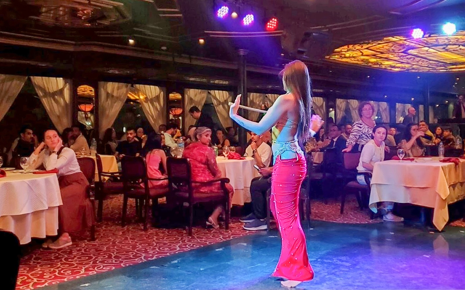 Magedanser opptrer på et middagscruise på Nilen i Kairo mens gjester ser på.