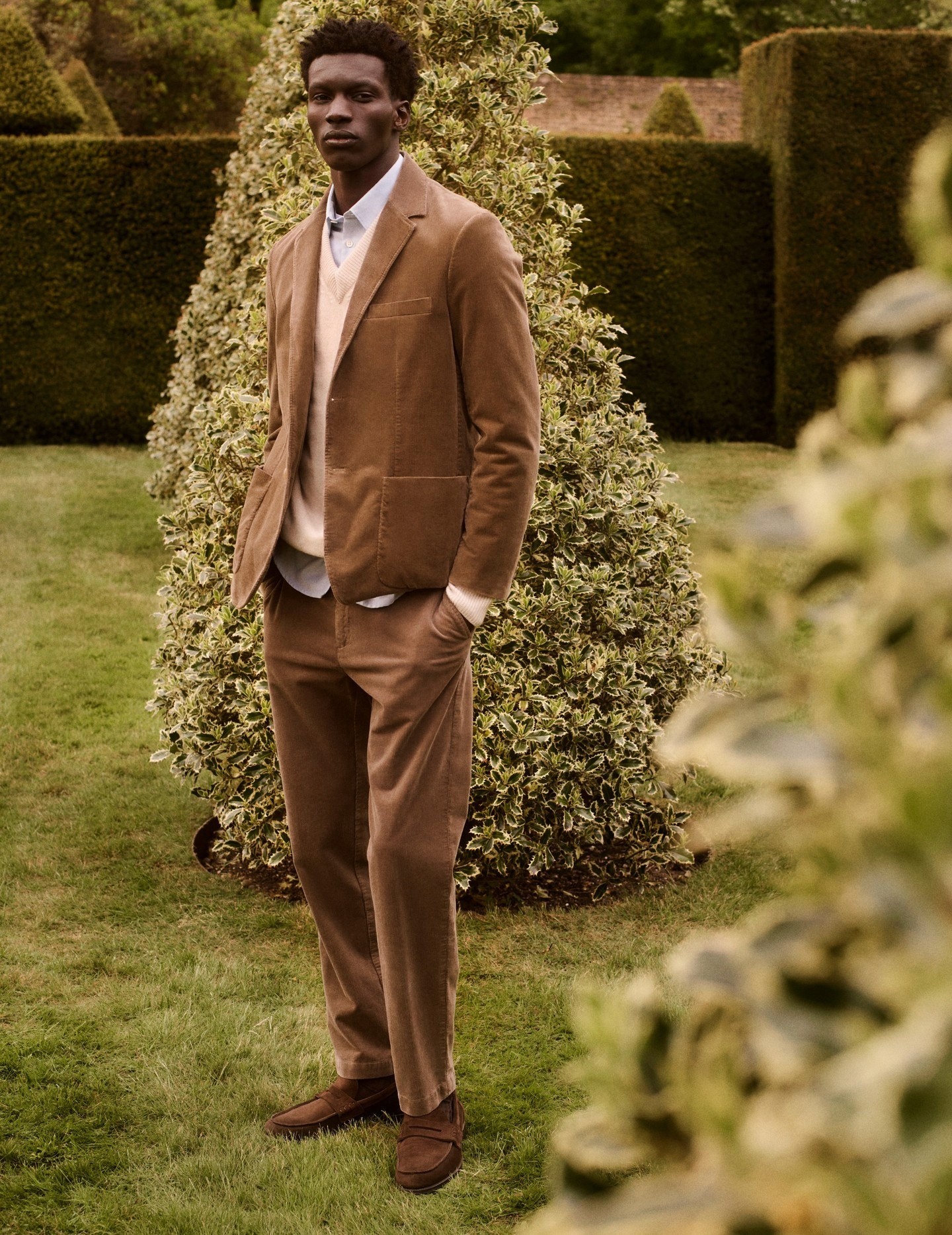 Dans le lookbook Sunspel, un mannequin porte un ensemble en velours côtelé marron