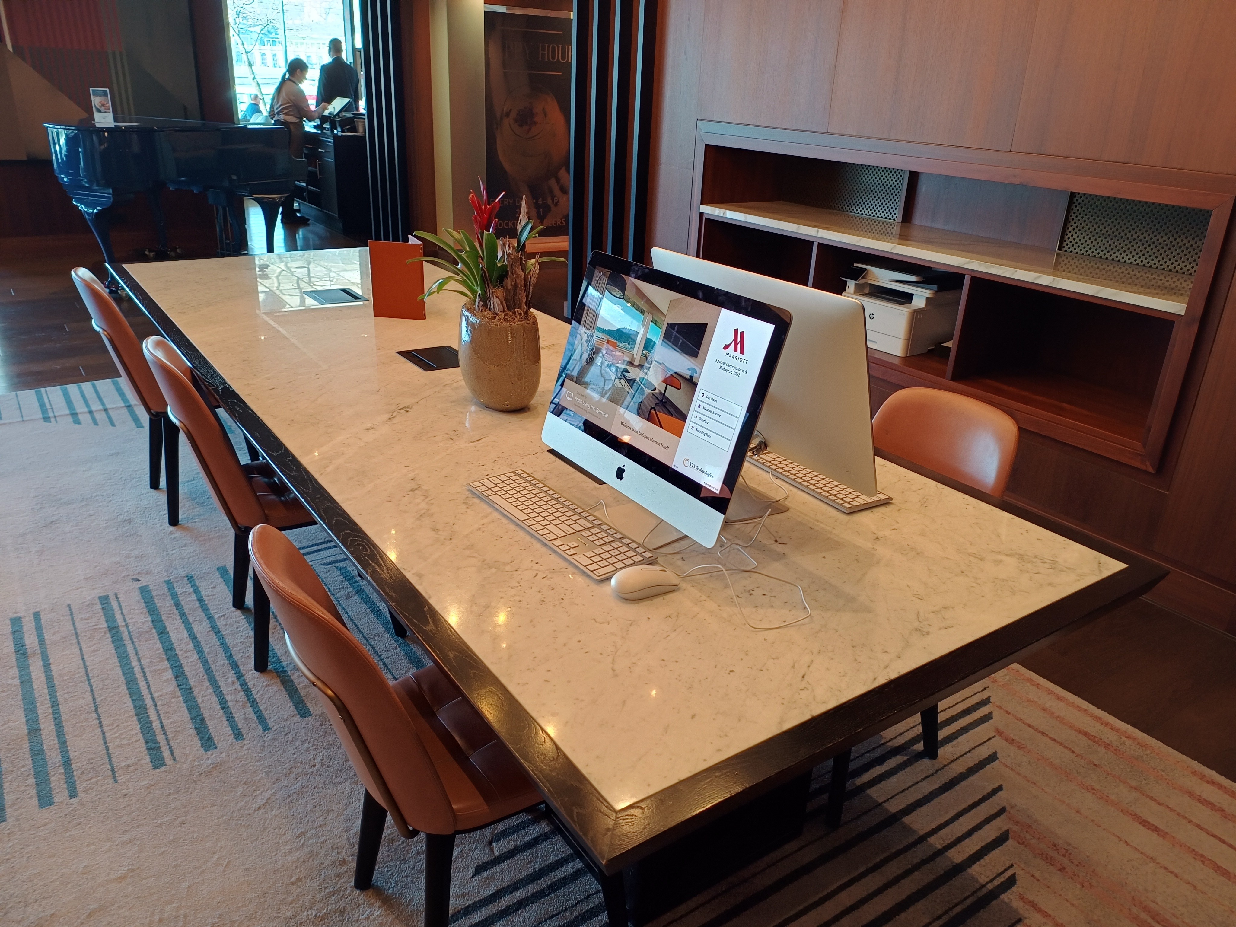 Három szakember dolgozik egy Mercedes-Maybach luxusautó prémium kéttónusú, arany-fekete autófóliázásán (wrap) a Nortek műhelyében.