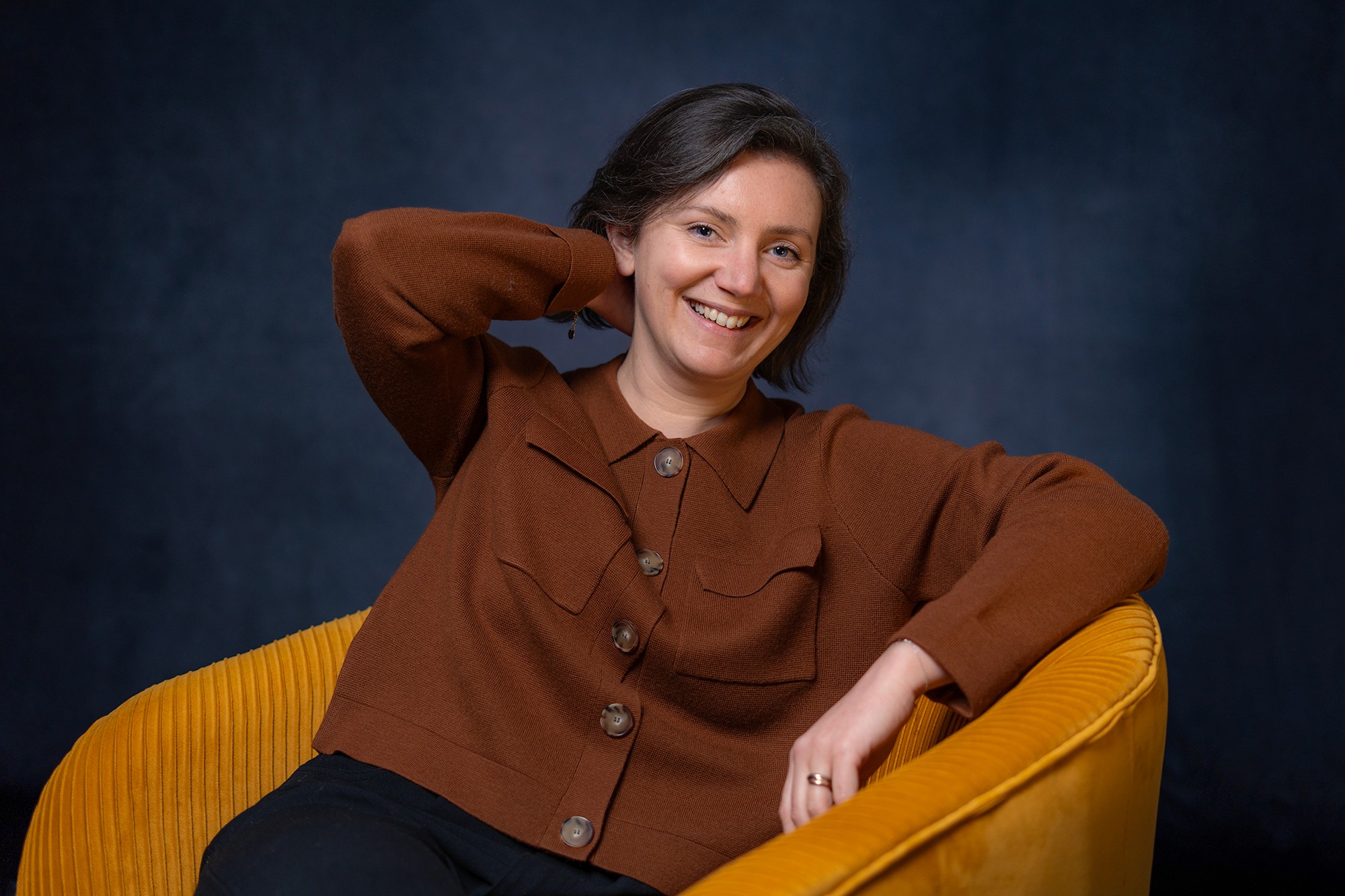 Portrait professionnel studio femme assise sur fauteuil