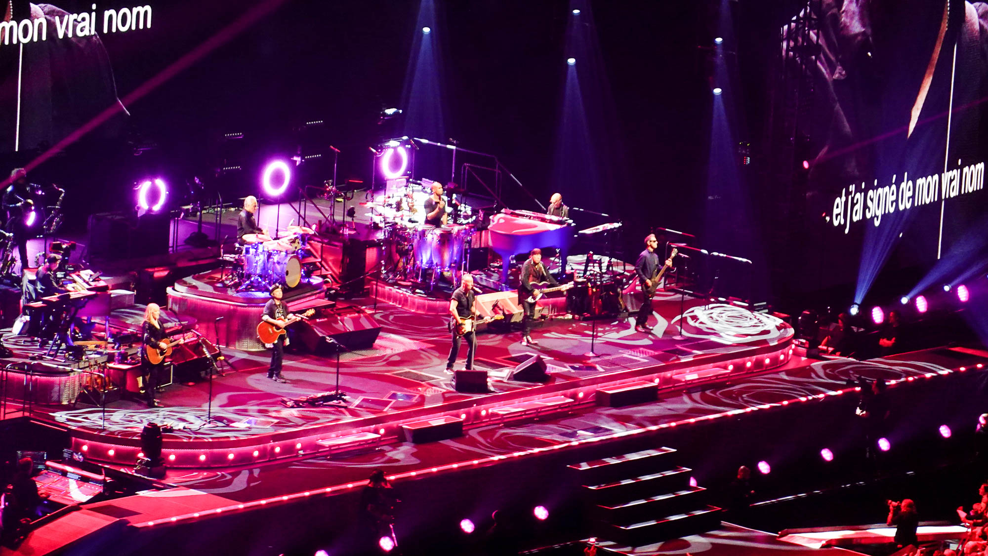Bruce Springsteen et le groupe sur scène, sous-titres français à l'écran, La Défense Arena