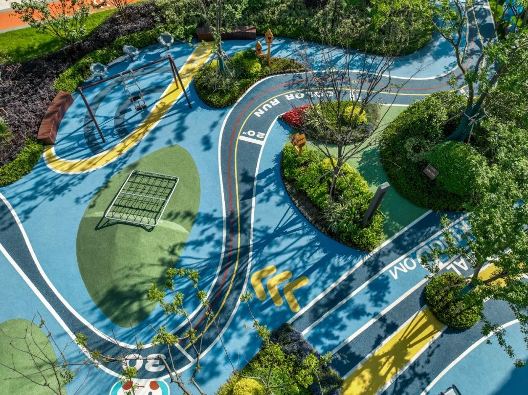 香港園藝設計與景觀工程，展示屋苑遊樂場無縫地墊、跑步徑及攀爬設施，優化戶外休憩空間環境。