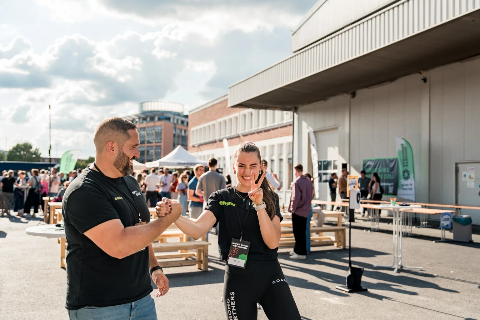 Zwei junge Menschen mit guter Laune schlagen einander ein
