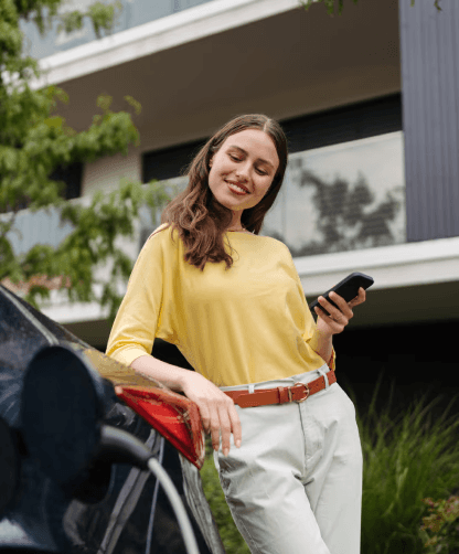 ragazza-appoggiata-ad-auto-elettrica-in-carica