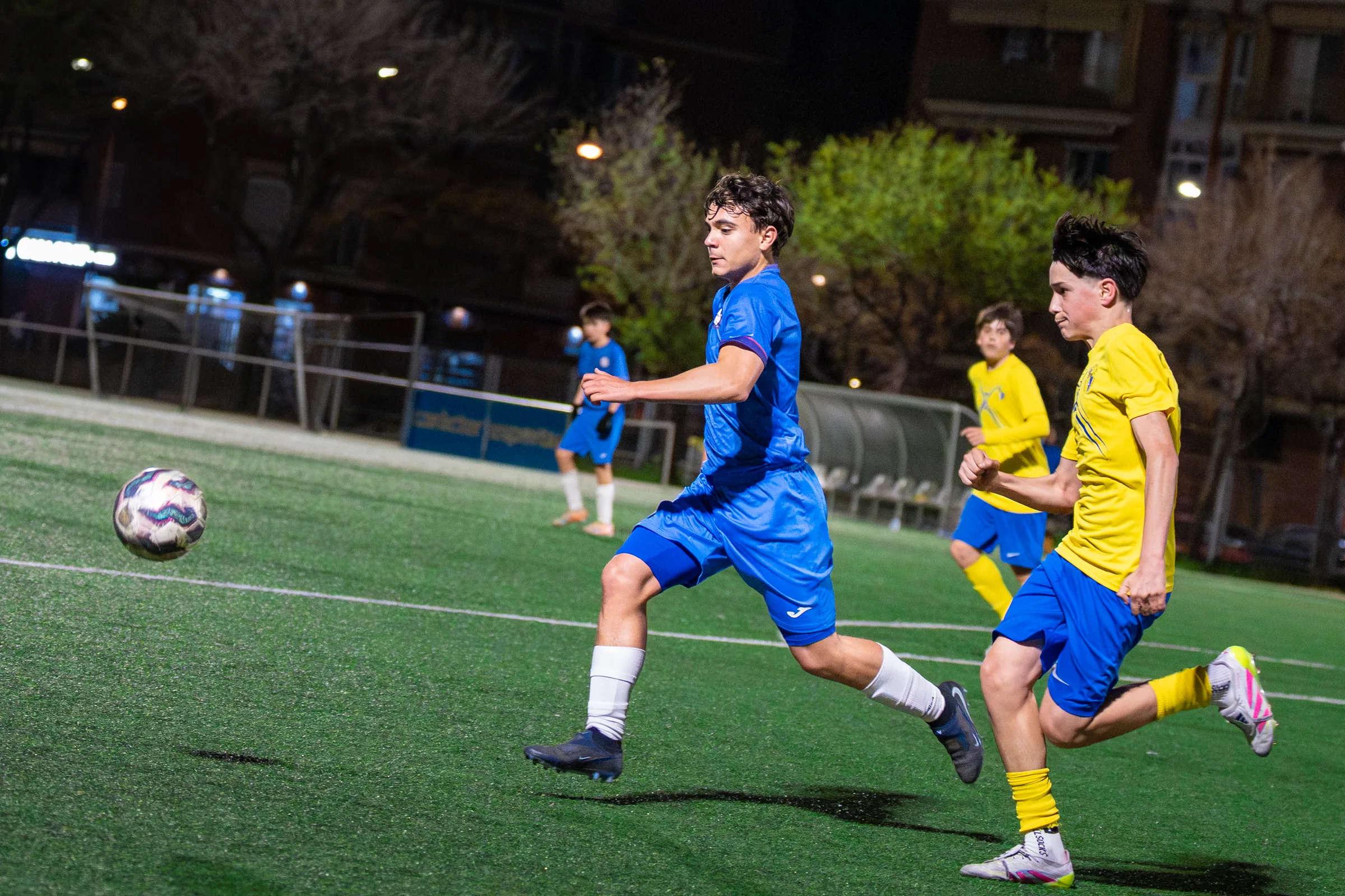 Disputa de balón en entrenamiento del Club Terlenka Sub-14 A Barcelona 2026, foto de Nolan Pardo