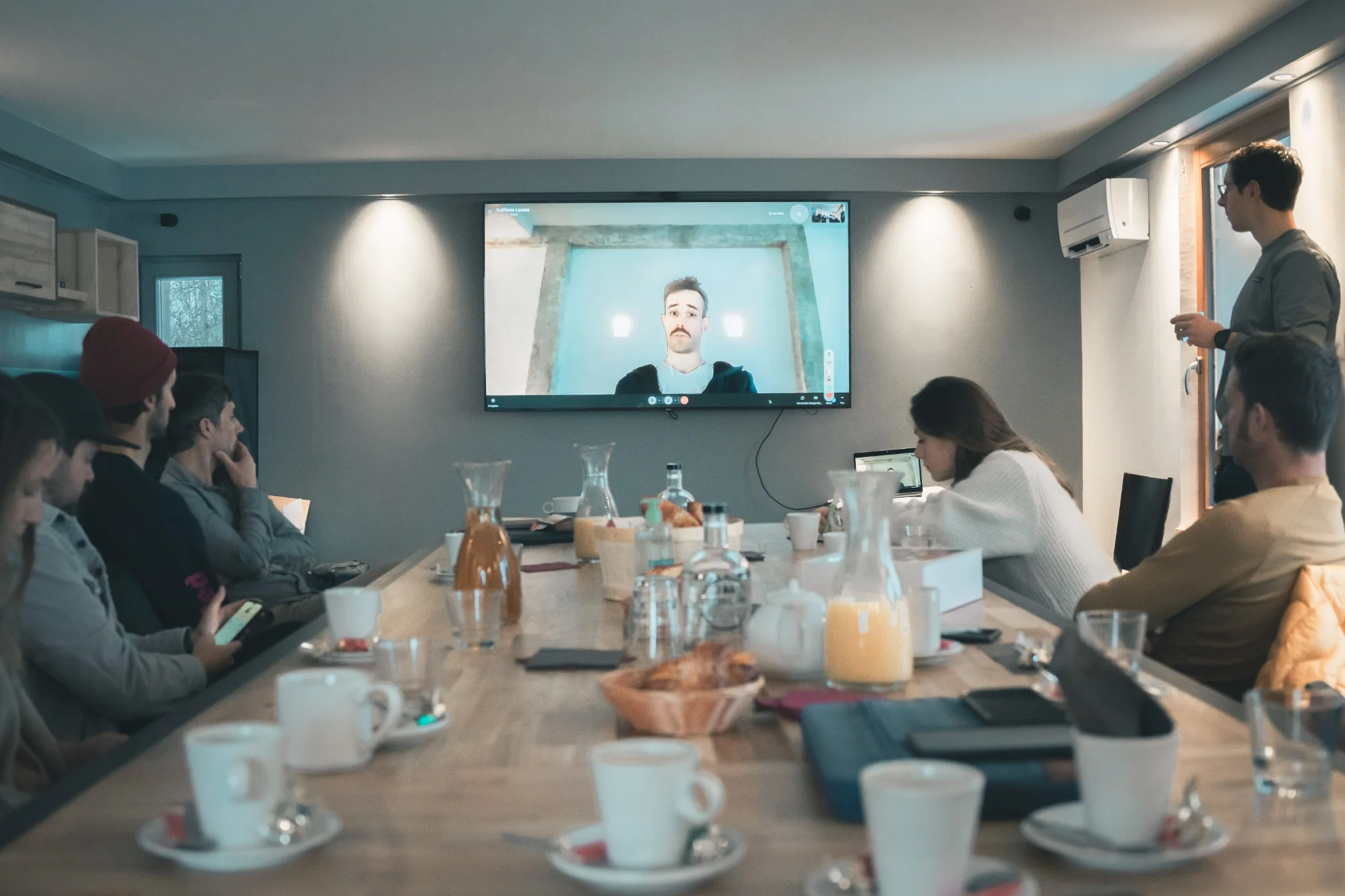 Réunion hybride avec participants en ligne et en présentiel durant Nextdoor