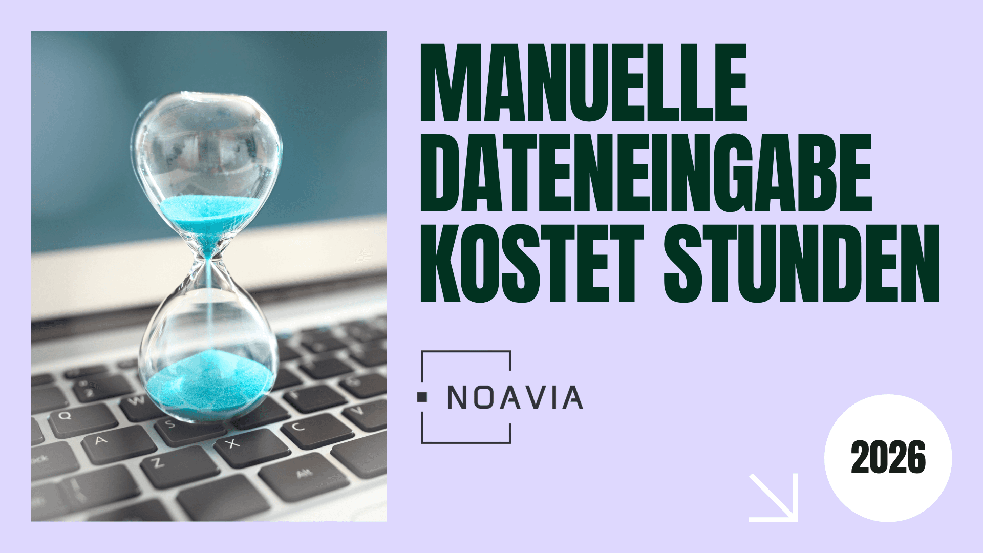 Sanduhr mit türkisem Sand auf einer Laptop-Tastatur vor lila Hintergrund mit dem Text „Manuelle Dateneingabe kostet Stunden" und NOAVIA-Logo – Symbol für Zeitverlust durch manuelle Dateneingabe im Mittelstand, Medienbrüche automatisieren, Belegfluss Automatisierung, E-Rechnung automatisch verarbeiten und Buchhaltung automatisieren Mittelstand.