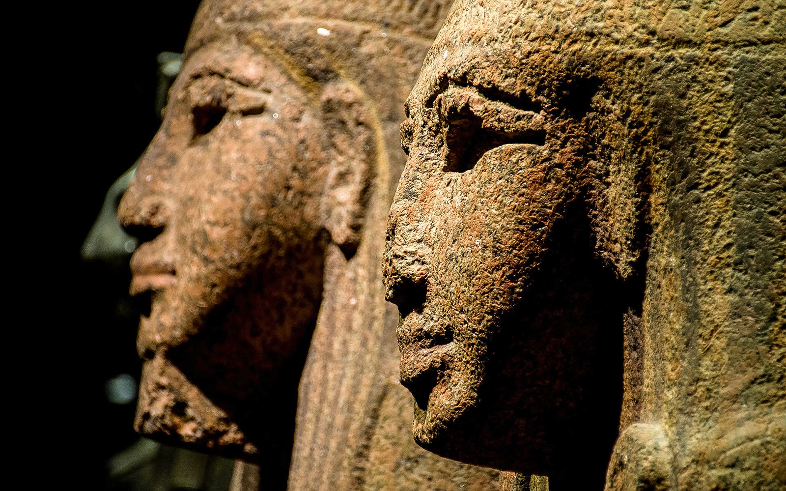 Starożytne egipskie posągi w Egipskim Muzeum w Turynie.