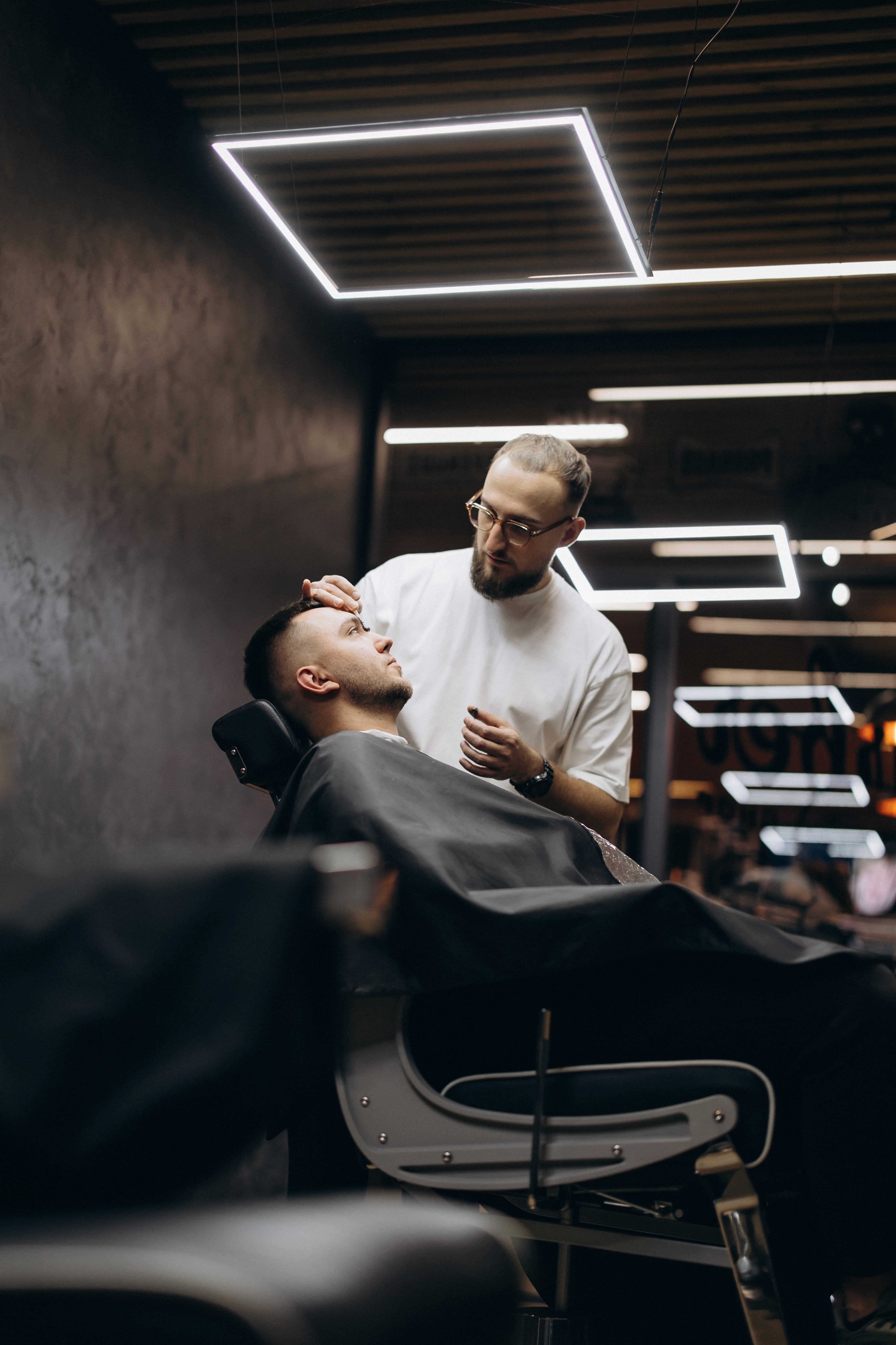 Imagem de um profissional de salão de beleza