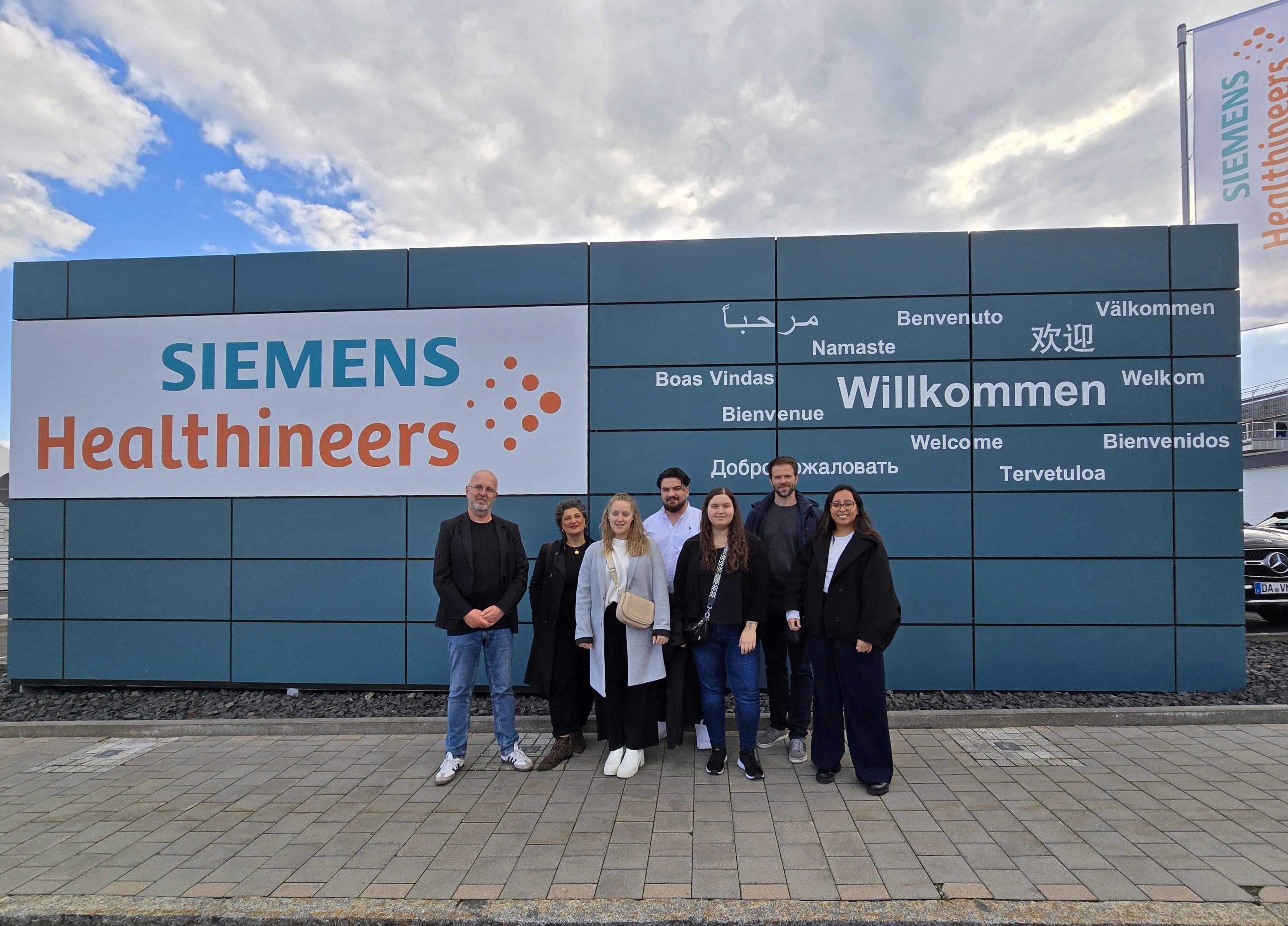 Orangenes g auf schwarzem Hintergrund