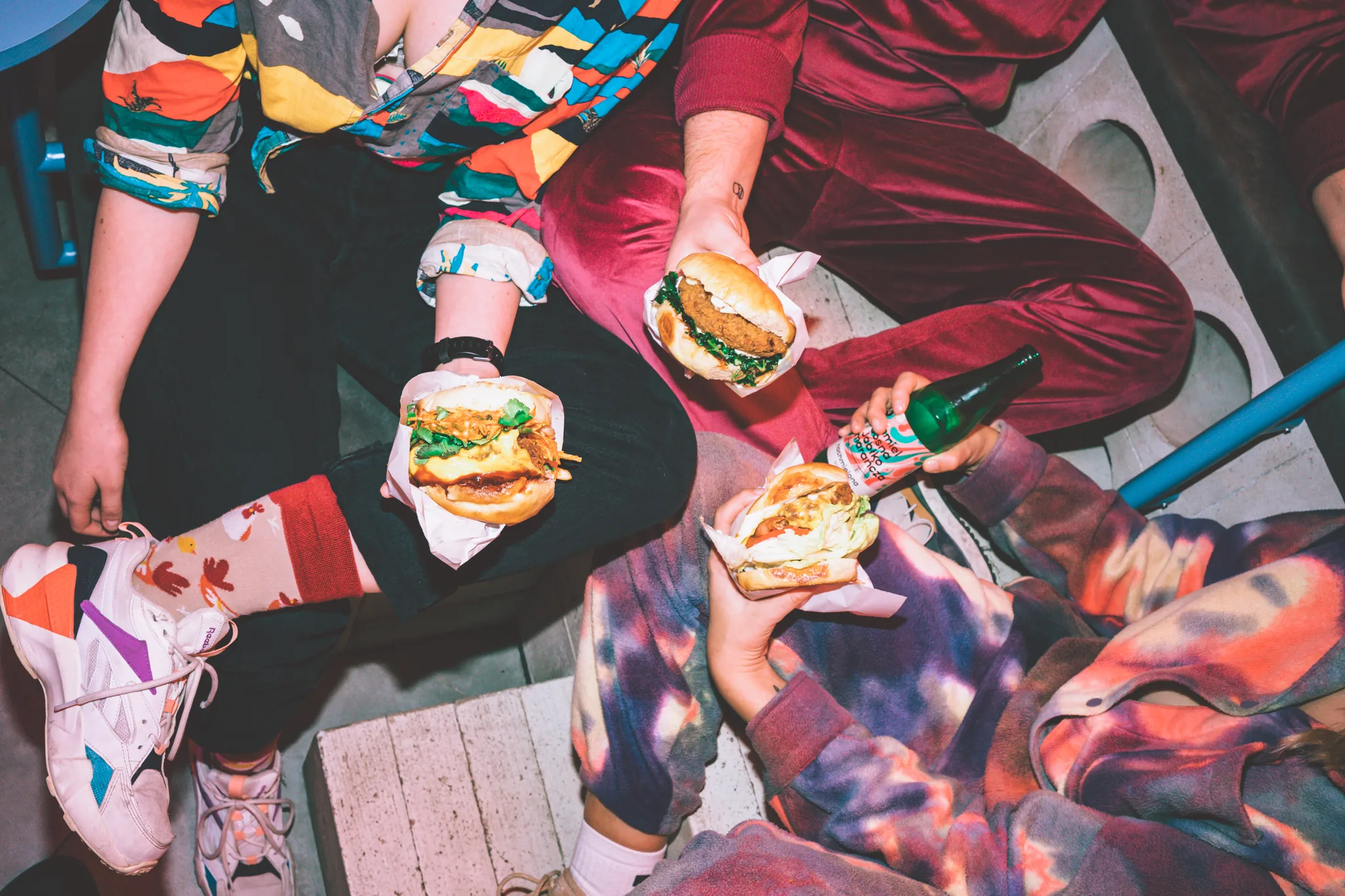 Burgery Filthy w rękach gości