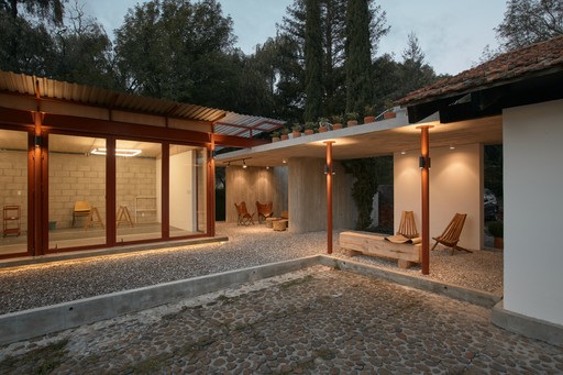 Terraza cubierta de Cobertizo residencia artística con vista al jardín, Jilotepec, México