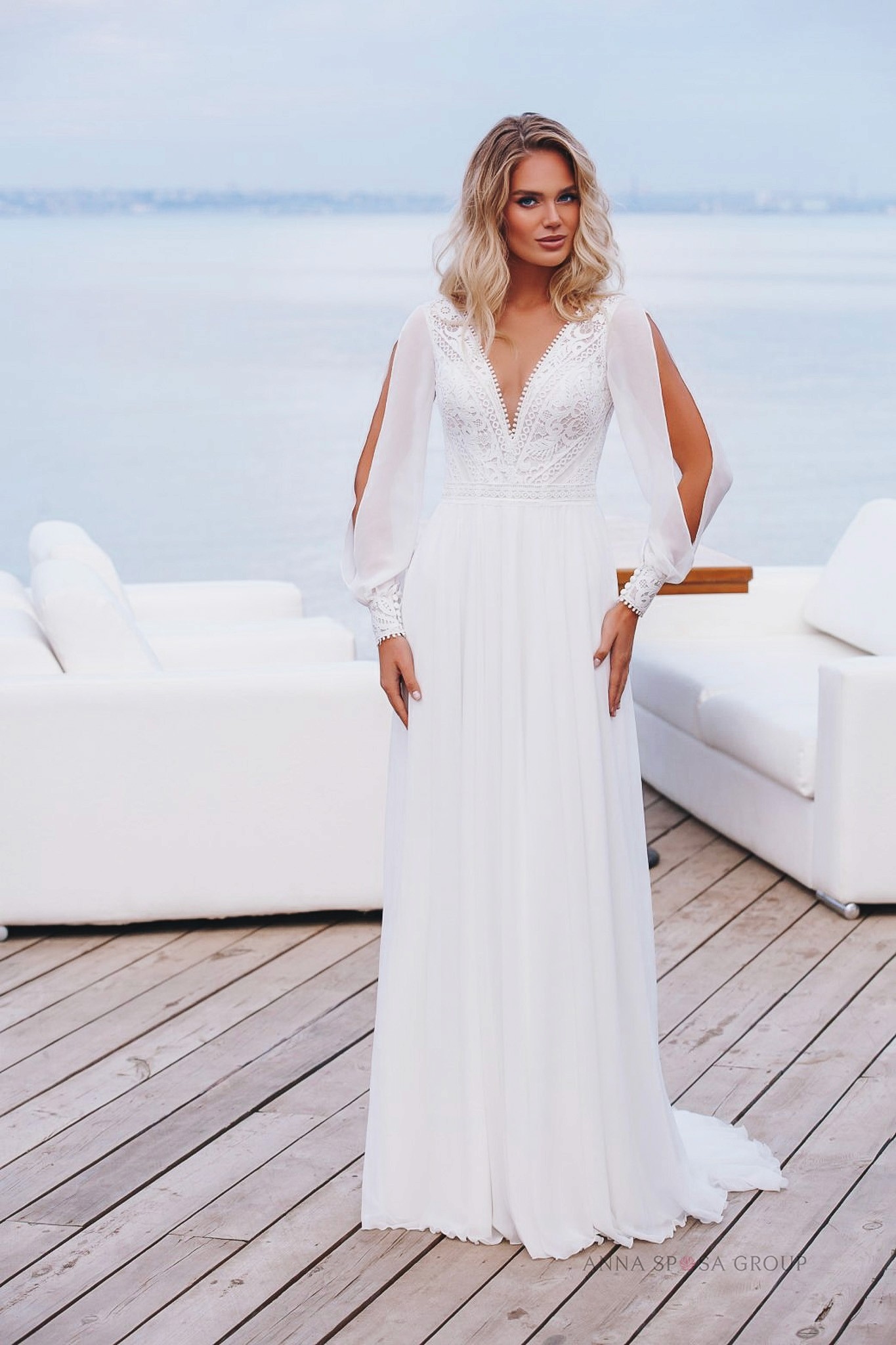 Schlichtes Brautkleid von Anna Sposa aus Chiffon mit abnehmbaren Ärmeln und leichter, moderner Linie