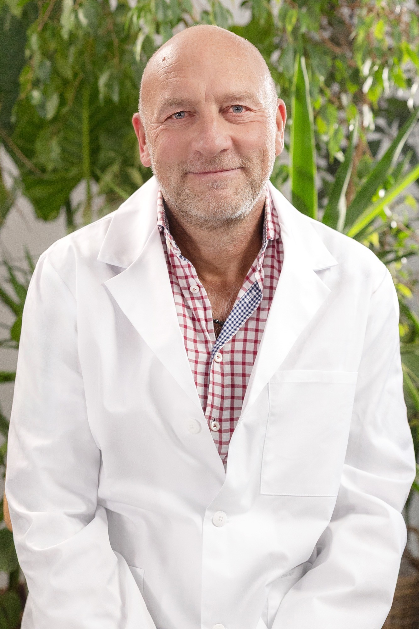 woman wearing gray long-sleeved shirt facing the sea