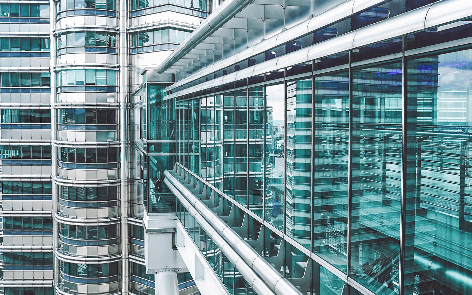 Luchtbrug die de Petronas Twin Towers in Kuala Lumpur verbindt.