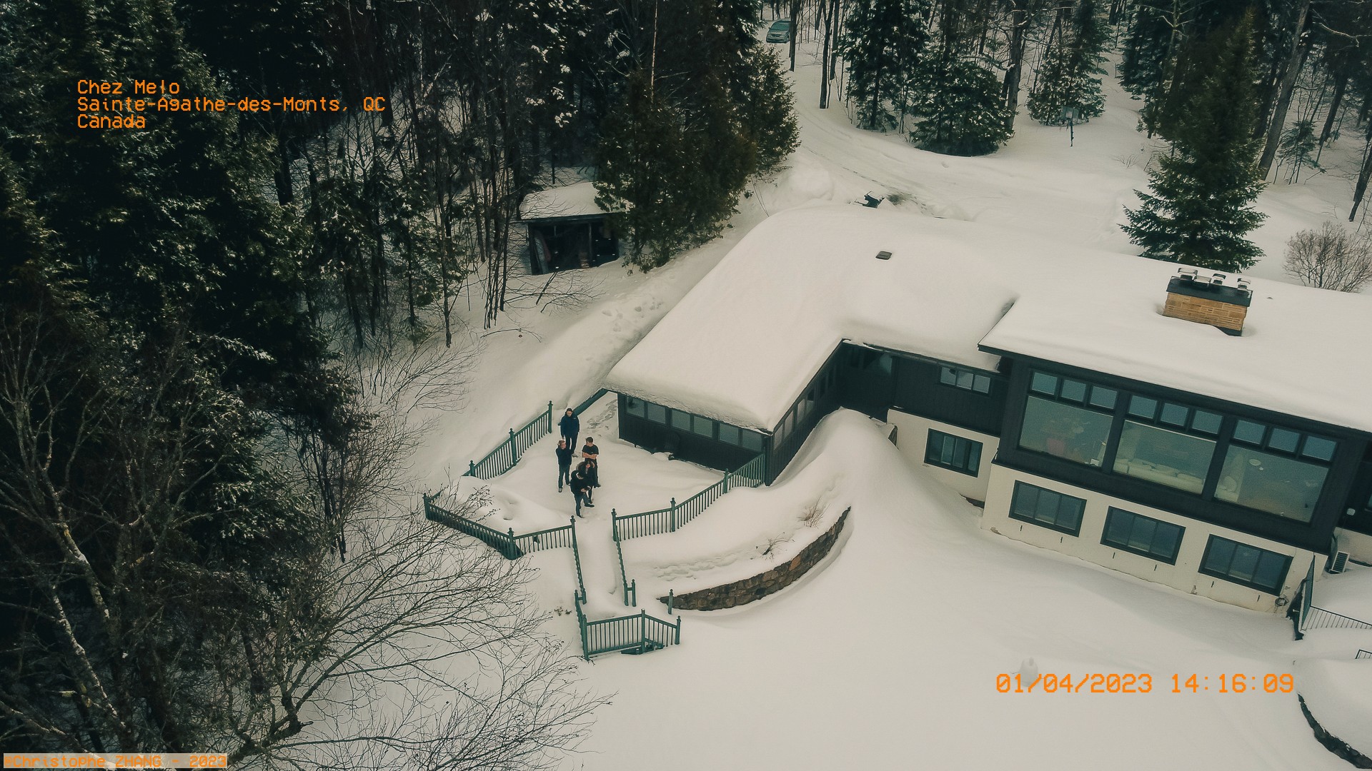 Groupe de personnes arrivant à un chalet au cœur de la neige québécoise.