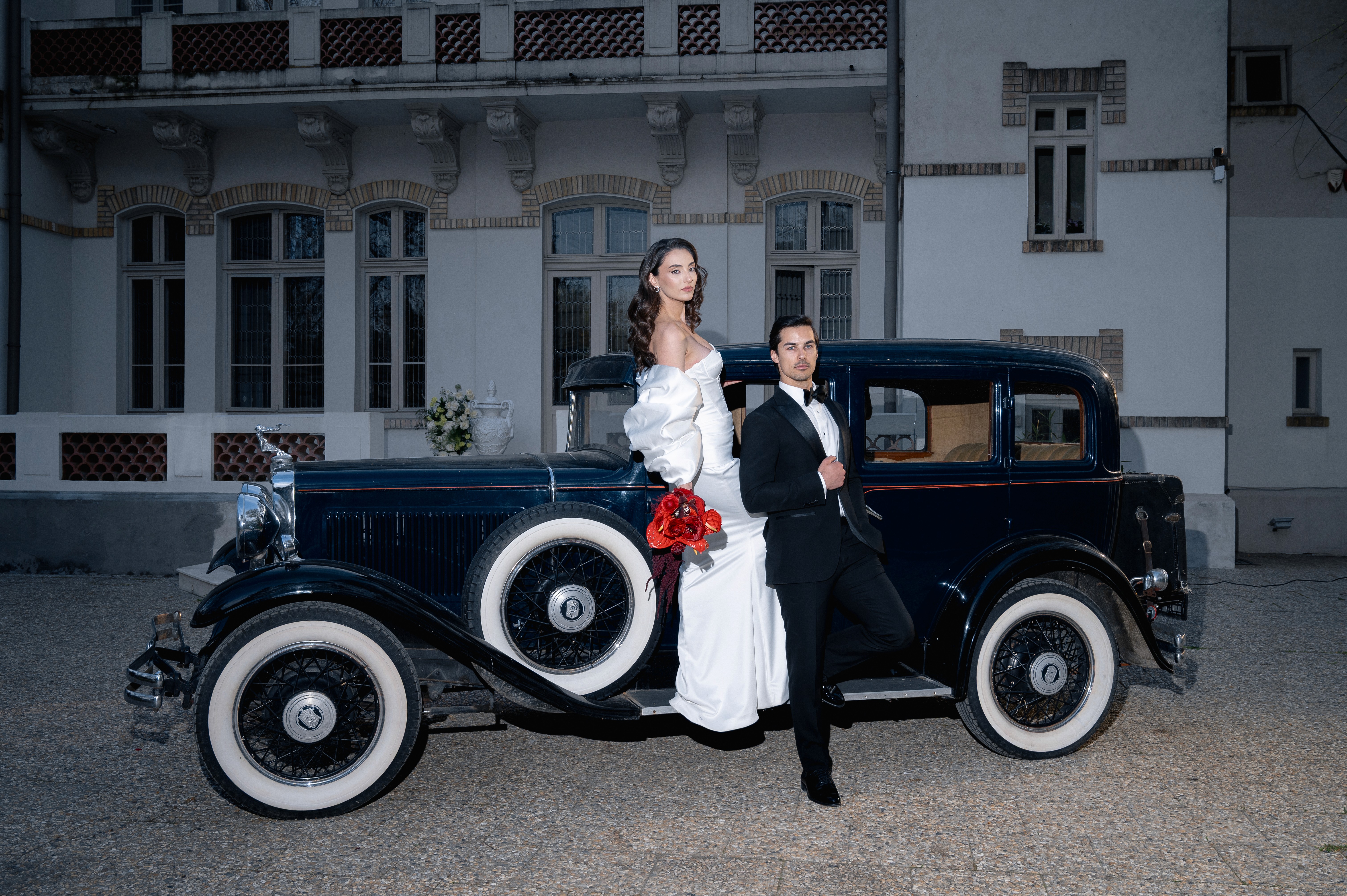 miri lângă mașină vintage, fotografie de nuntă în aer liber, stil editorial