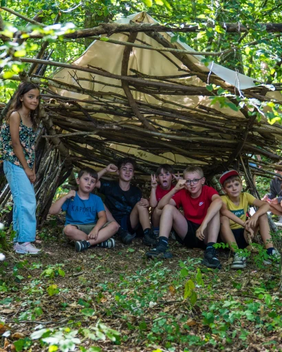 La cabane du groupe en forêt