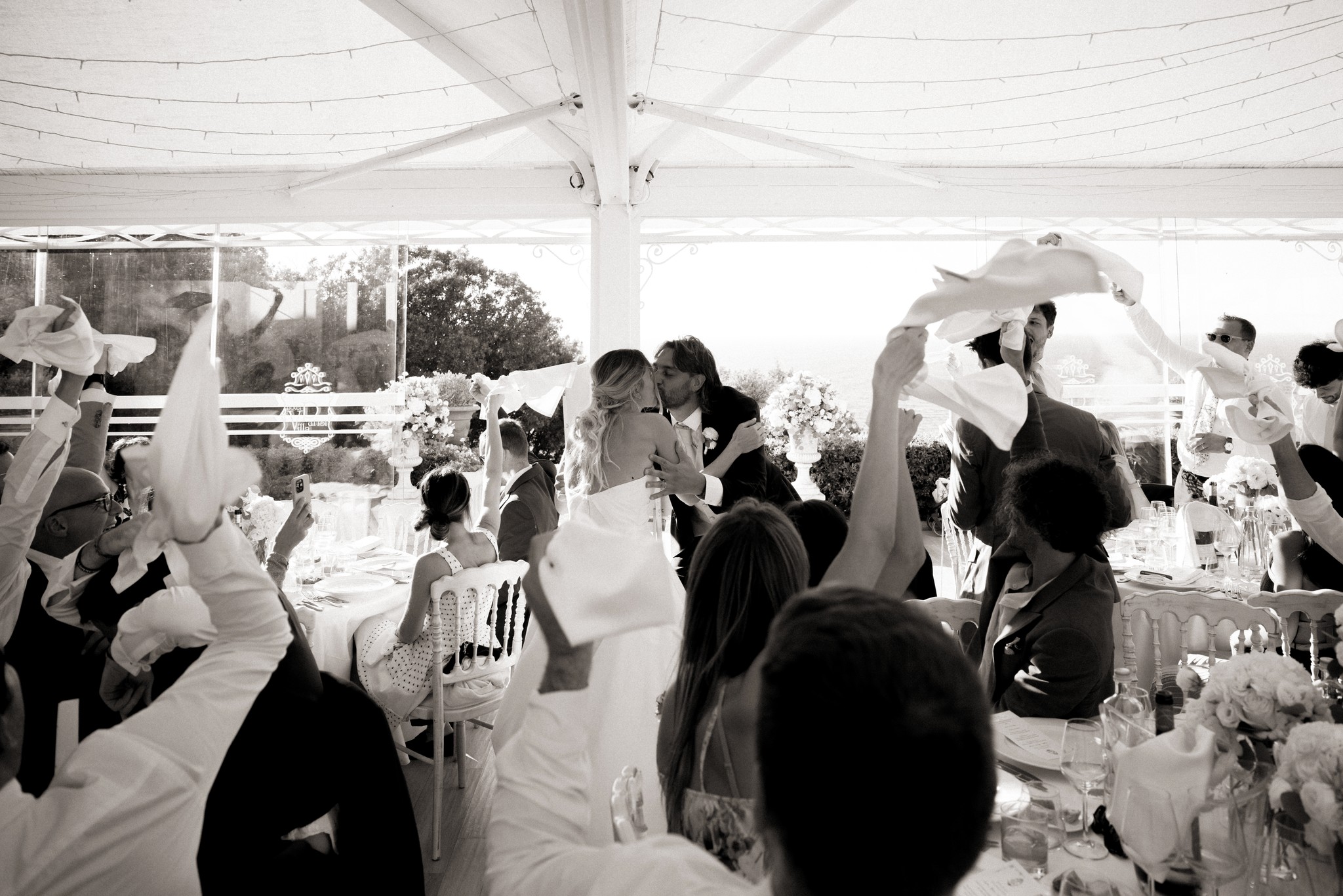 Sposi e ospiti al ricevimento sotto la tenda bianca a Bolgheri, reportage di matrimonio Fotolize