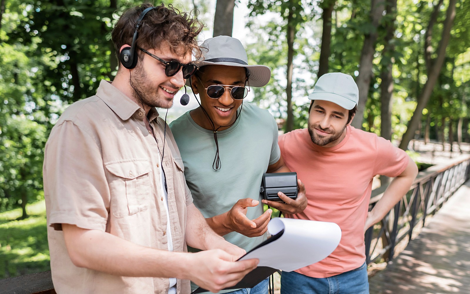 遊客與導遊討論在斯普利特出發的波奇特爾日遊行程。