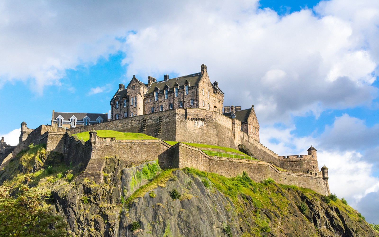 Edinburgh Castle view with Harry Potter tour group and whisky tasting experience in Scotland.