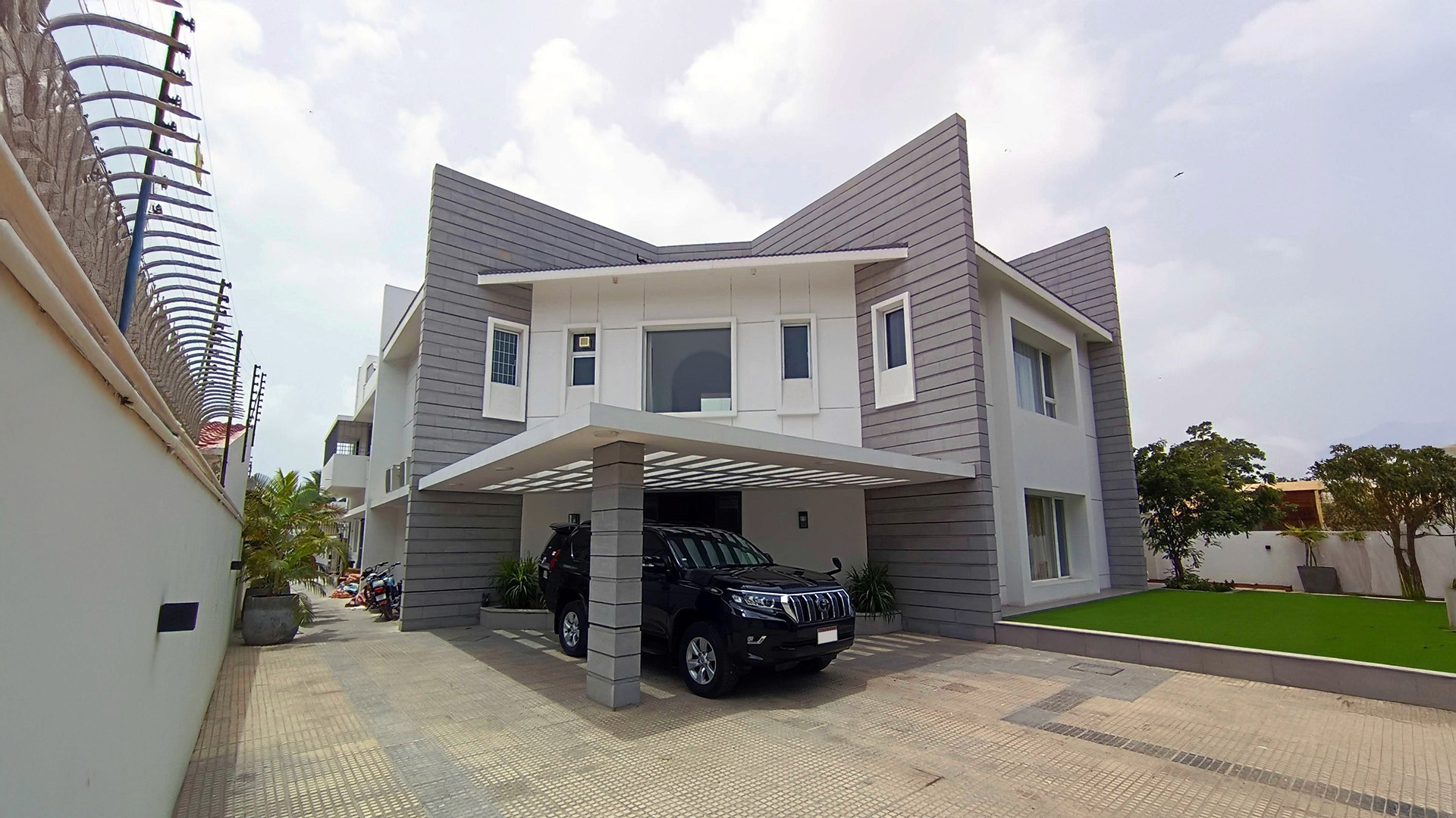 Dynamic picture of a cyclist riding downhill