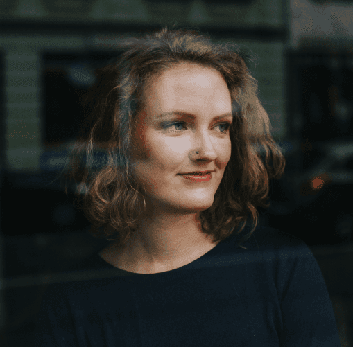 Women portrait in brown hair