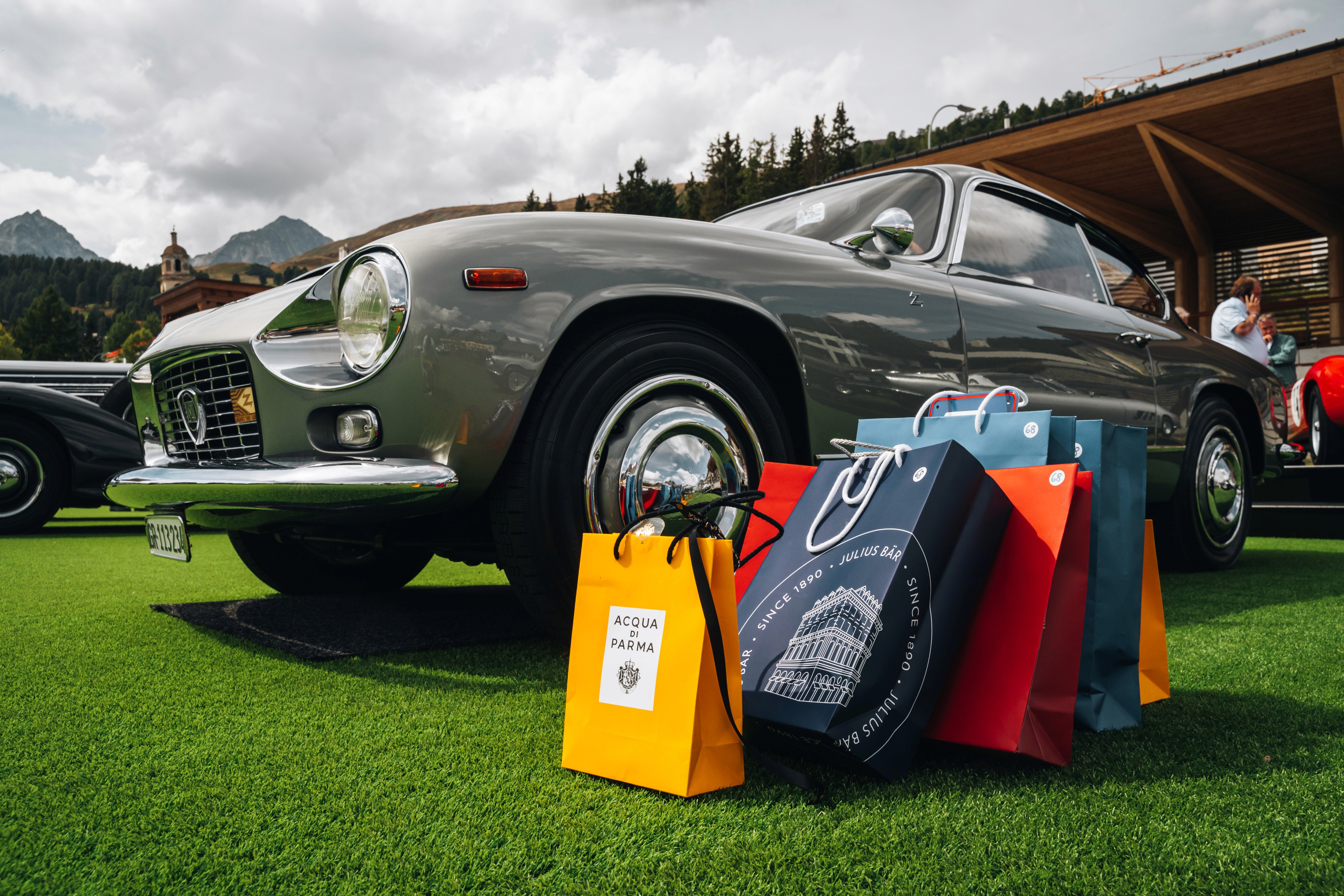 lancia aurelia con borse sponsor acqua di parma