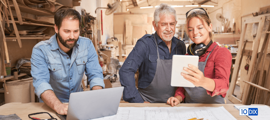 3 artisans regardant un pc et une tablette