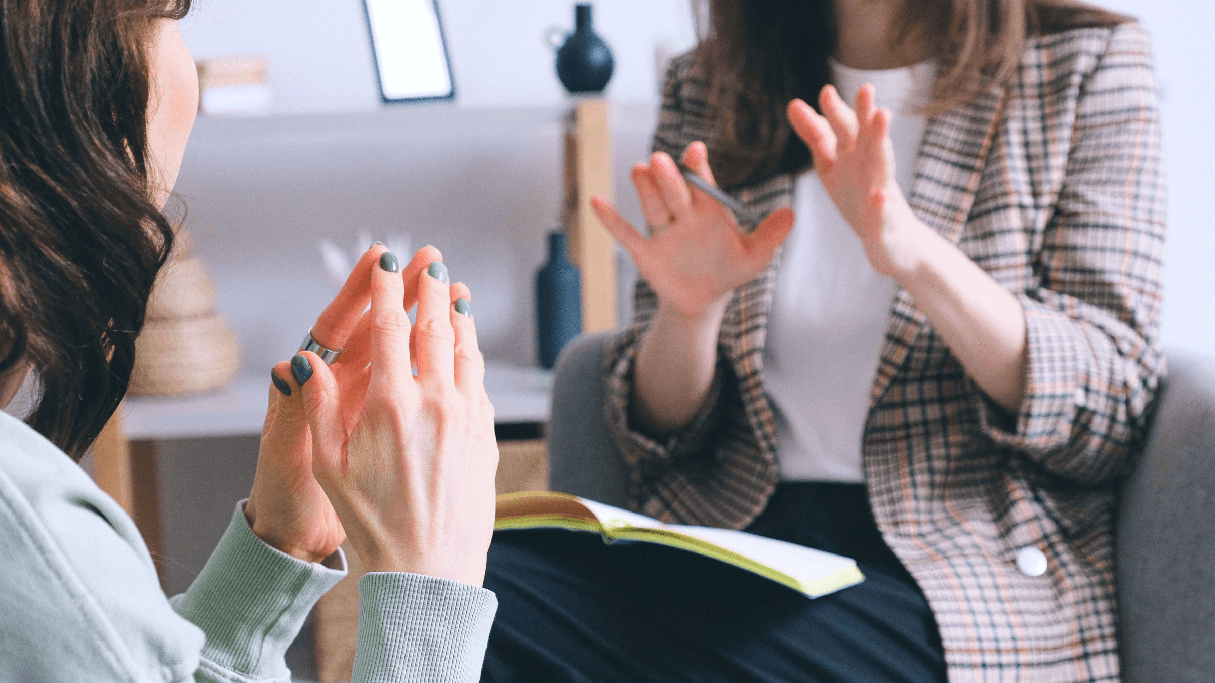 Twee vrouwen in overleg