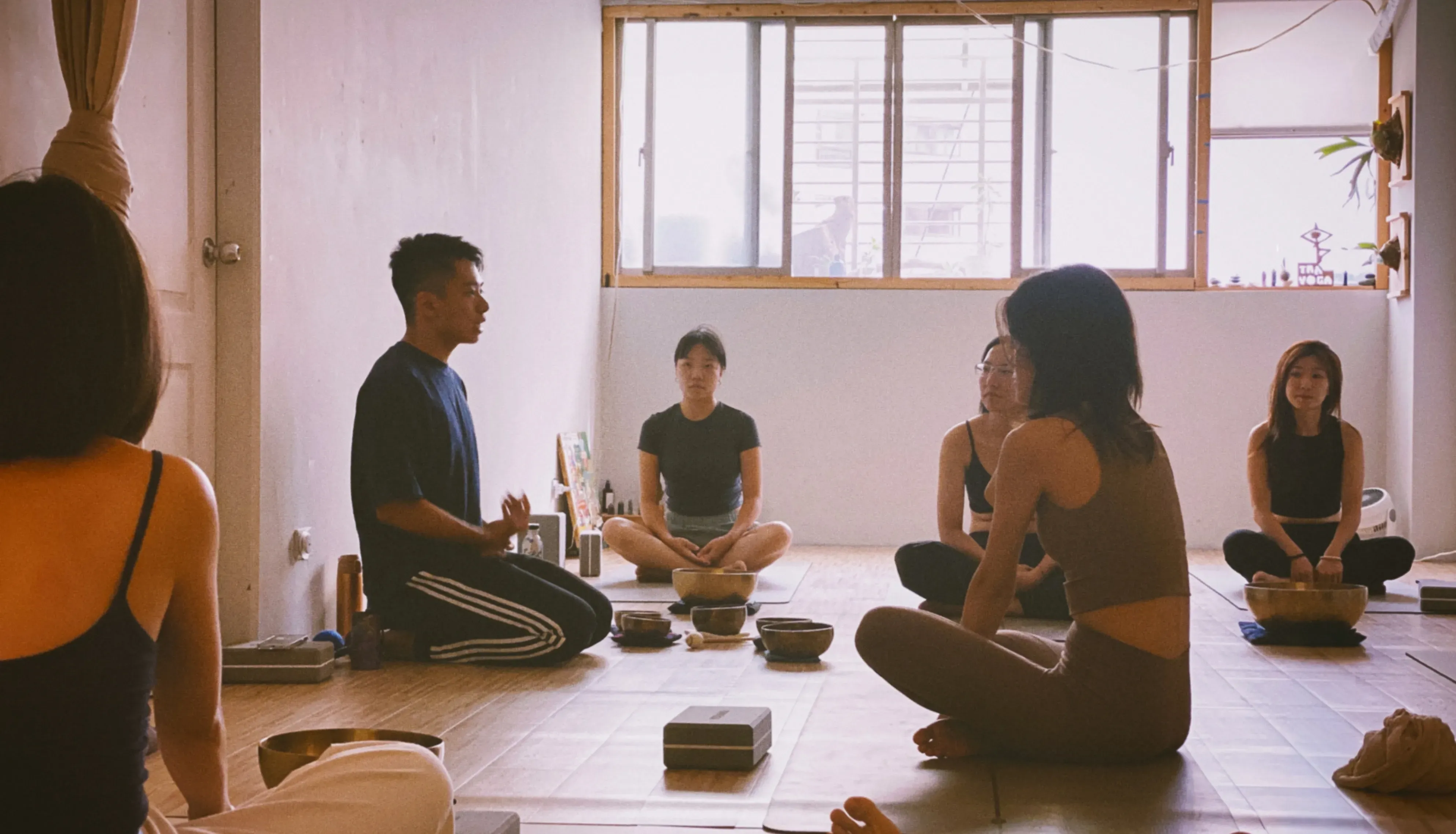 「此時此地 x 身心沐浴」提供專業頌缽課程與身體覺察引導,打造具備安全感受的身心支持團體與互助圈。