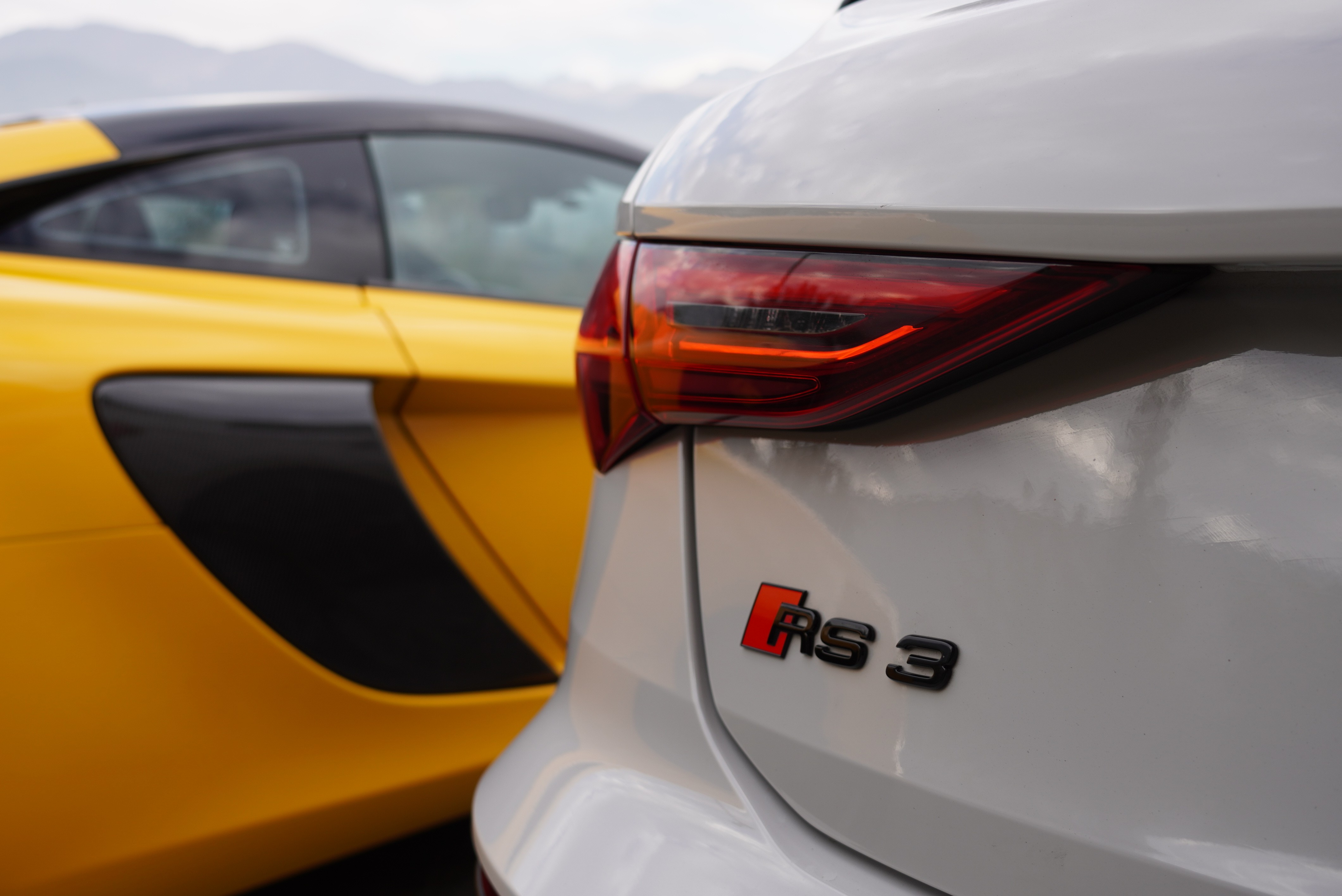 detalle trasero rs3 sportback y mclaren amarillo